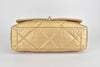 Chanel 19 金色绗缝长款山羊皮包，配金色、银色和钌色饰面金属配件