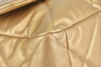 Chanel 19 金色绗缝长款山羊皮包，配金色、银色和钌色饰面金属配件