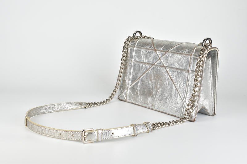 Beg Kepak Diorama Sederhana Kulit Lambskin Besi Logam Perak