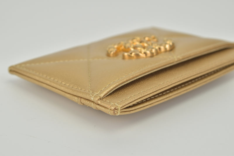 20B 金色金属山羊皮绗缝 Chanel 19 卡包