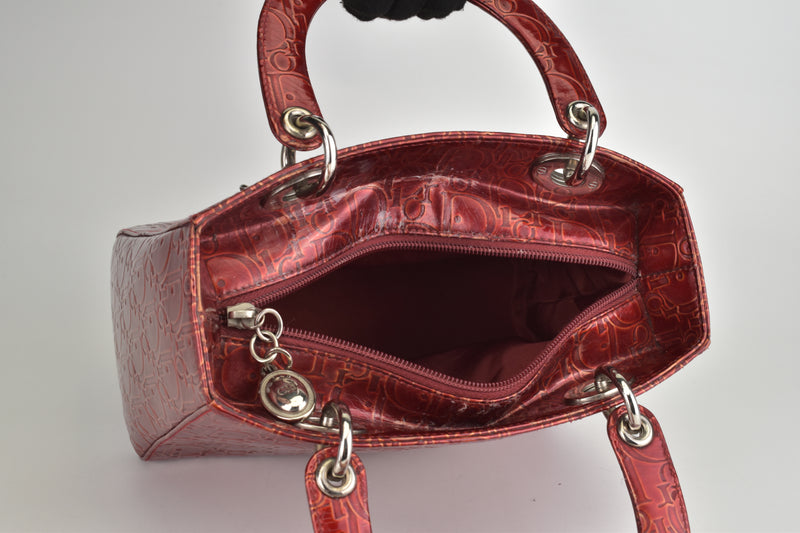 中号 Lady Dior 红色漆皮极致压纹手袋