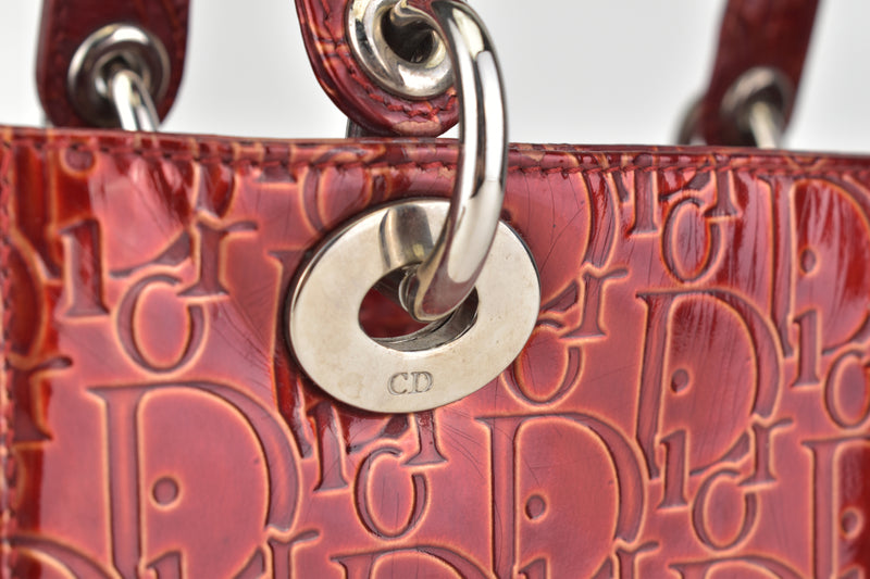 Medium Lady Dior dalam Red Patent Ultimate Timbul