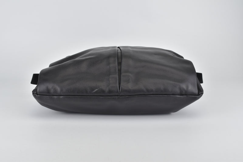 VA0885 Black Vitello Daino Messenger Bag with Front Zip Pocket