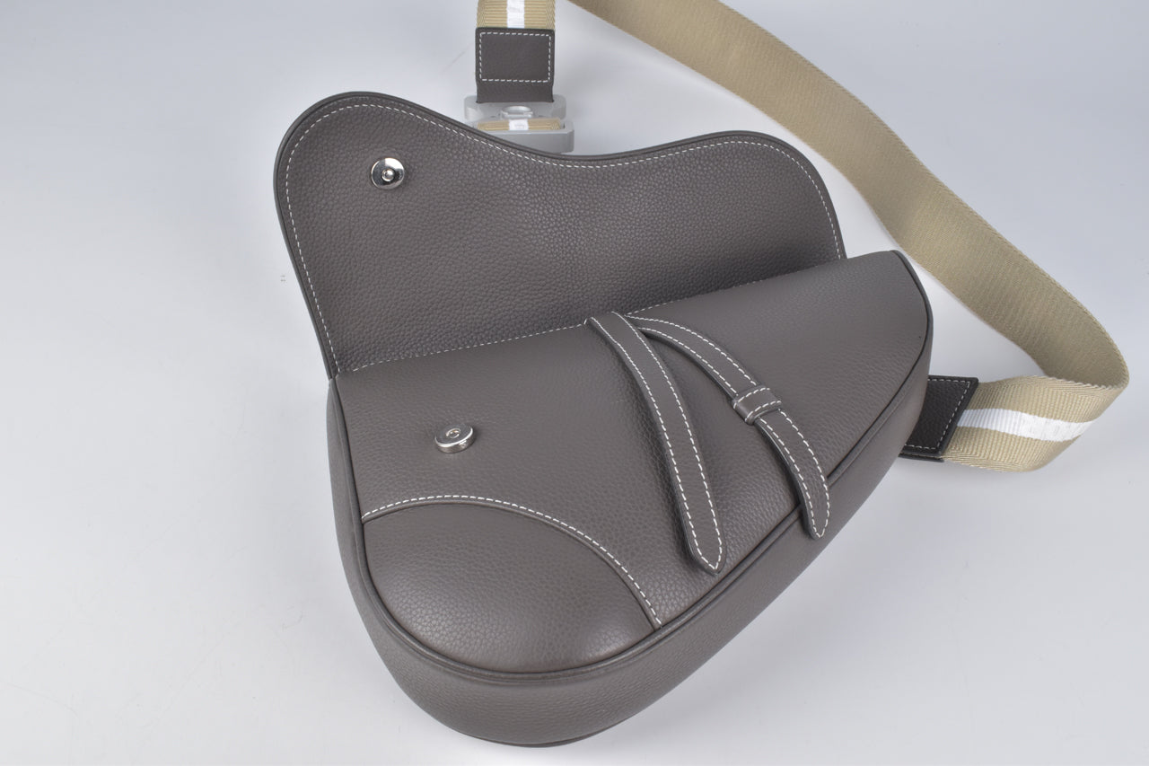 Homme Saddle in Taupe Grained Calfskin
