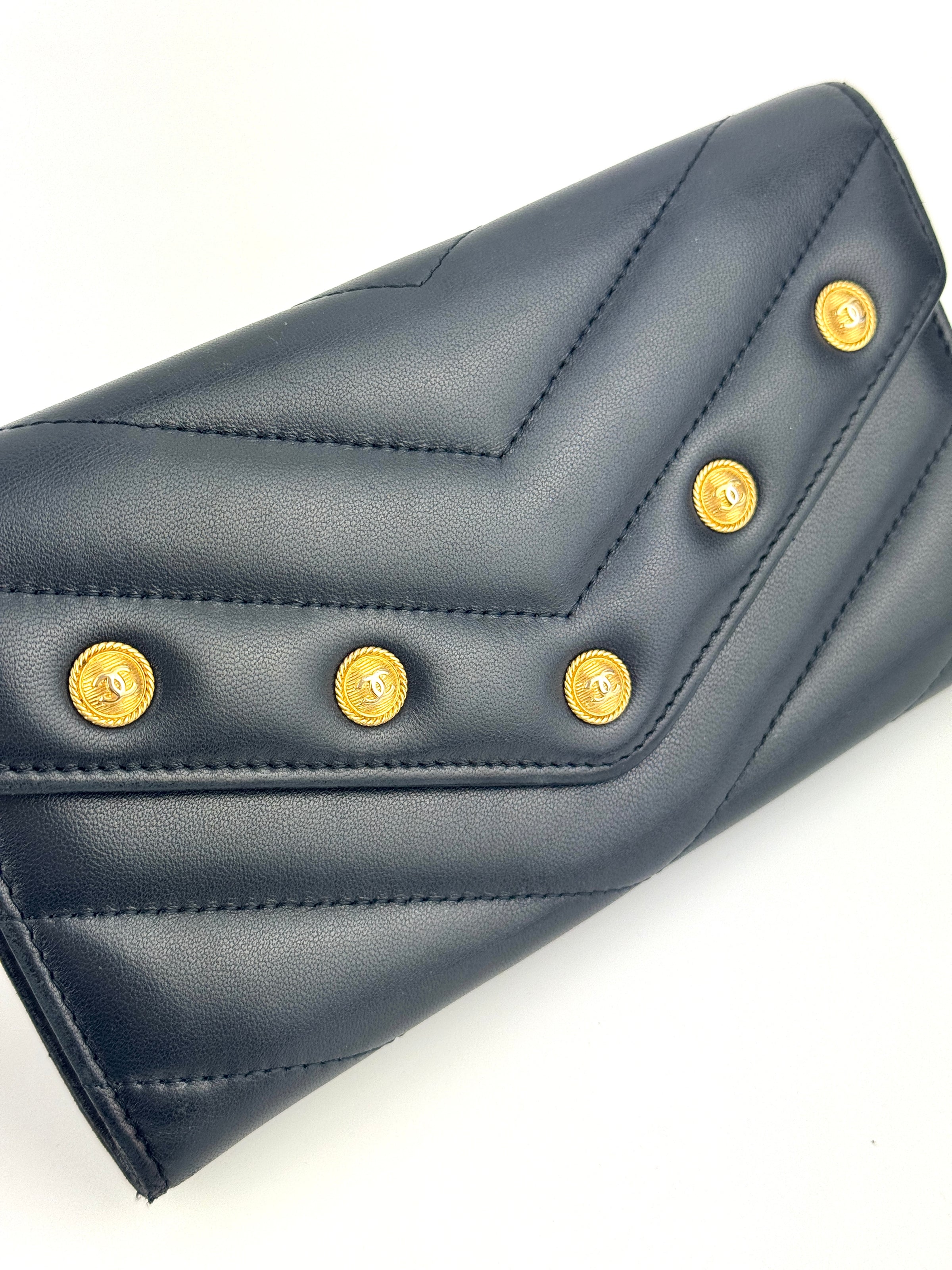 Lambskin Chevron Quilted Medallion Gusset Wallet Black