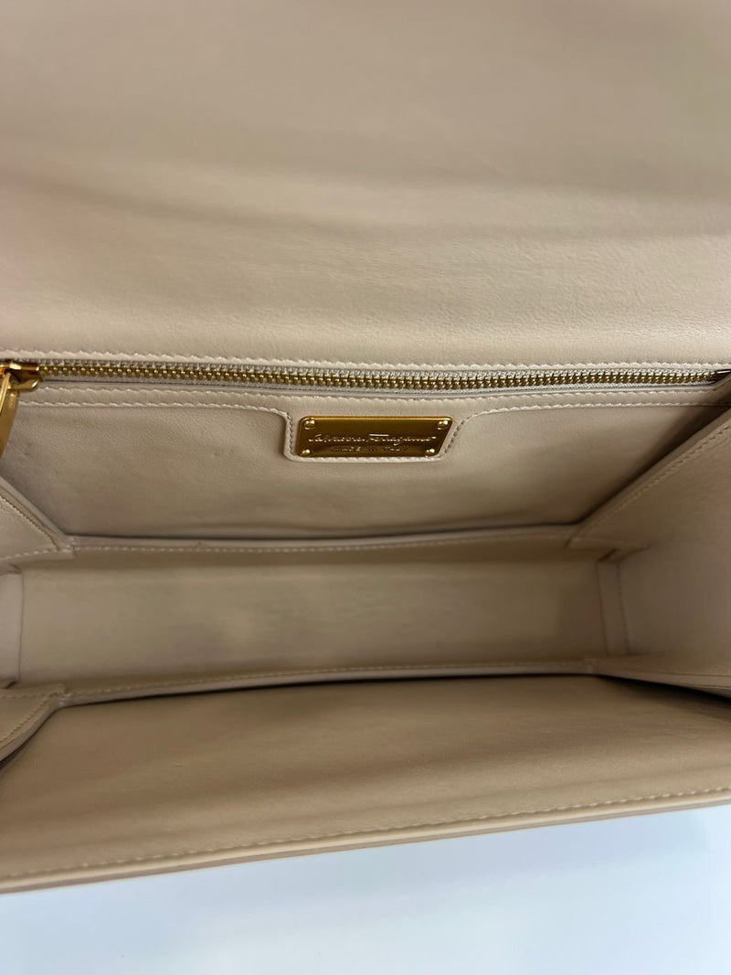 Ginny 25 Shoulder Bag in Beige Condition: Used 9/10