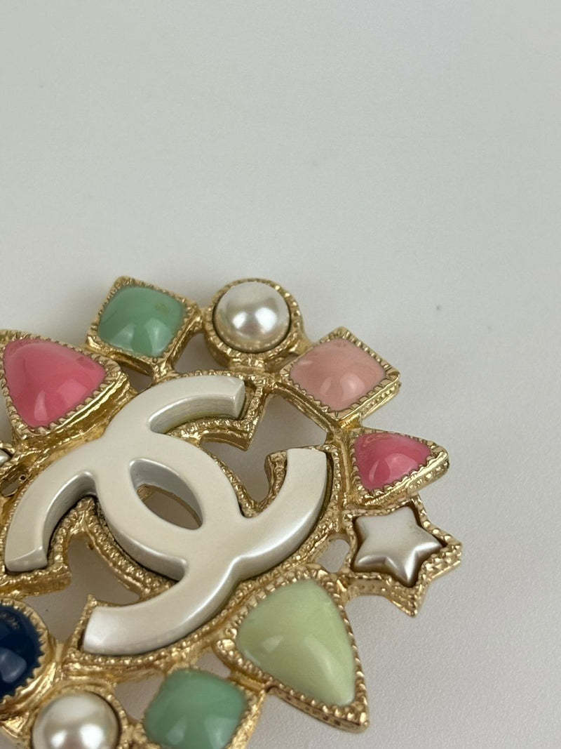 A19P Multicolor Brooch in Gold Tone and Pearl