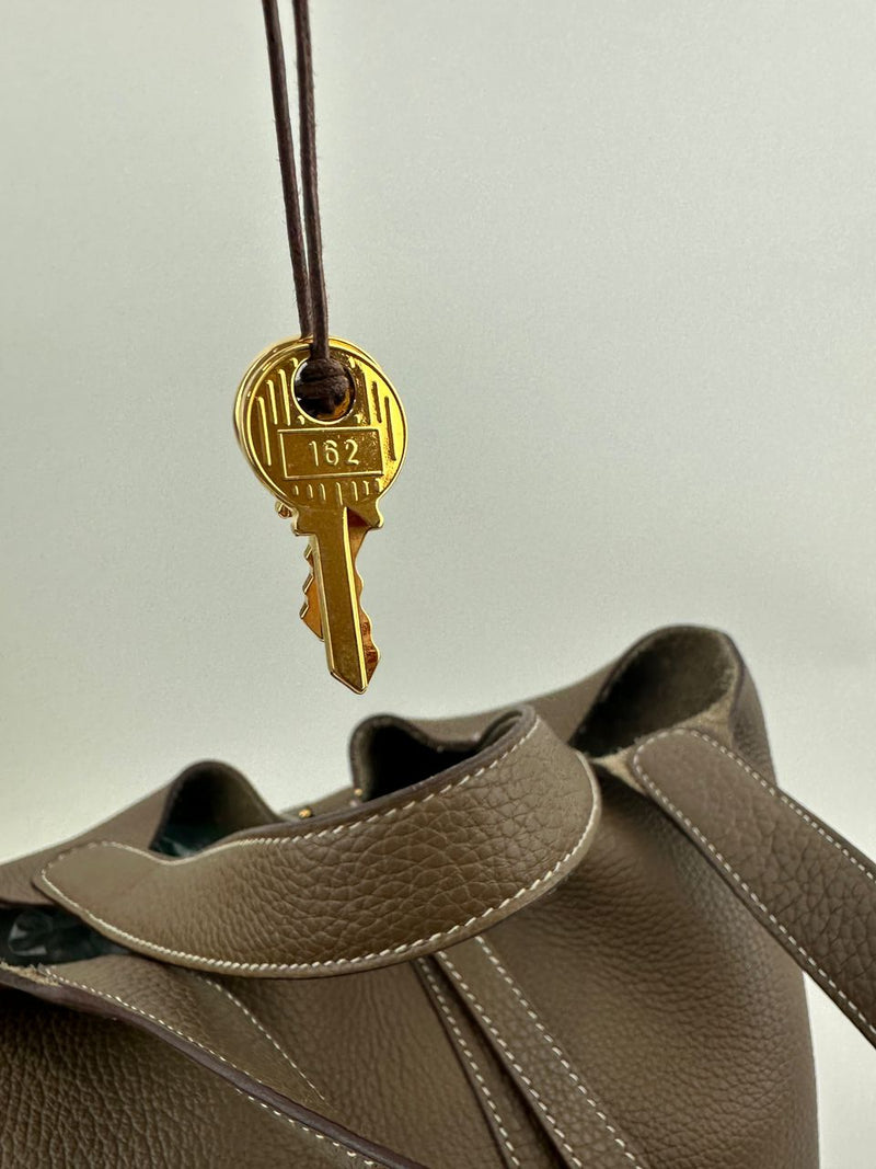 Picotin Lock 22 Etoupe Taurillon Clemence GHW