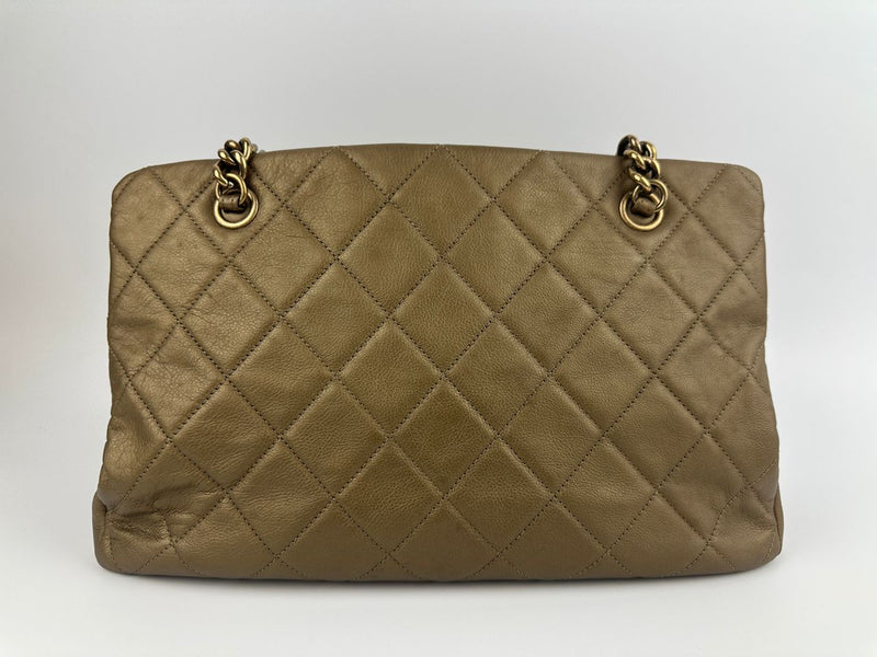 A67493 CC Quilted Matte Gold Shoulder Tote