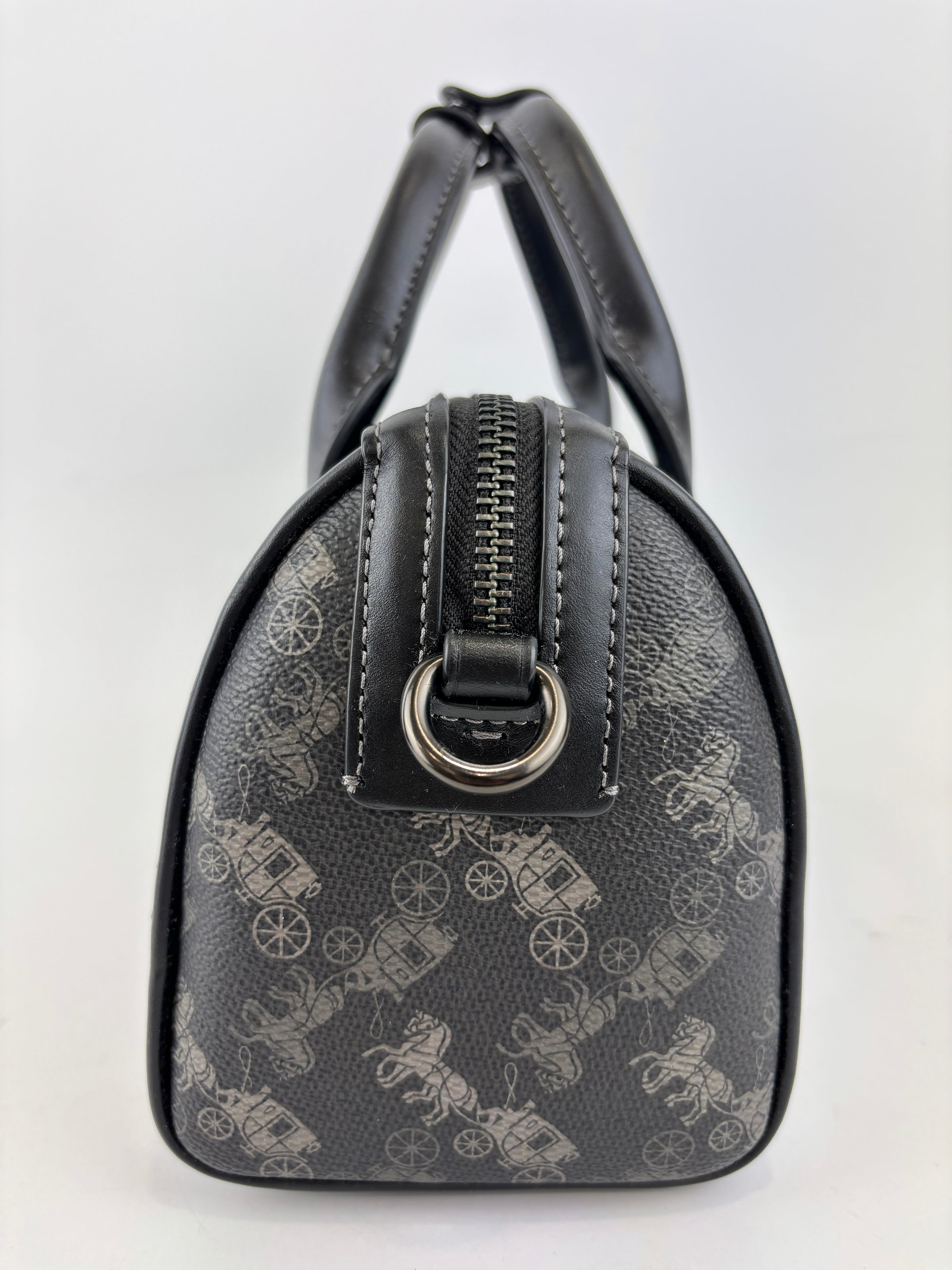 Gotham Duffle 24 With Horse And Carriage Print