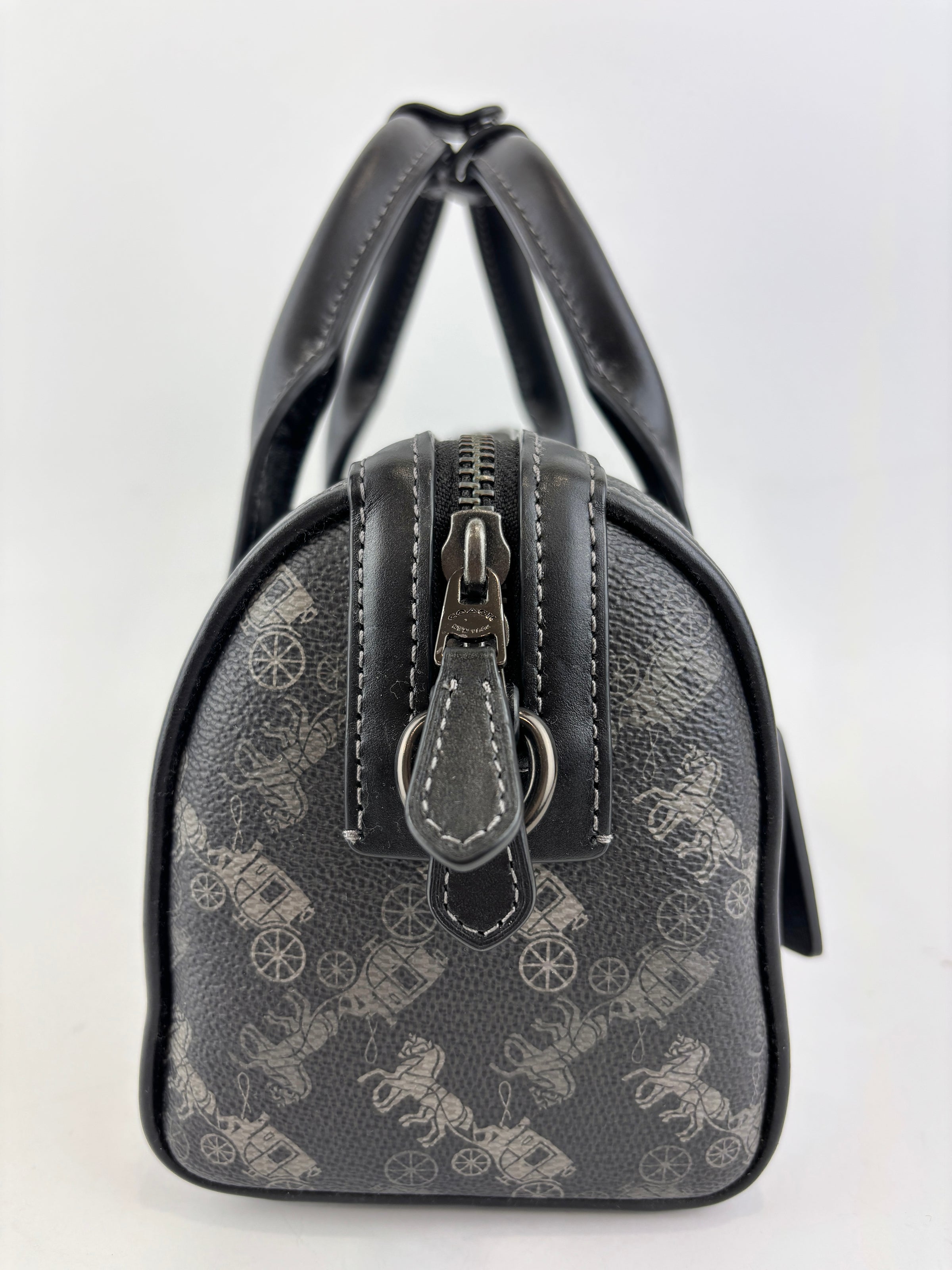 Gotham Duffle 24 With Horse And Carriage Print