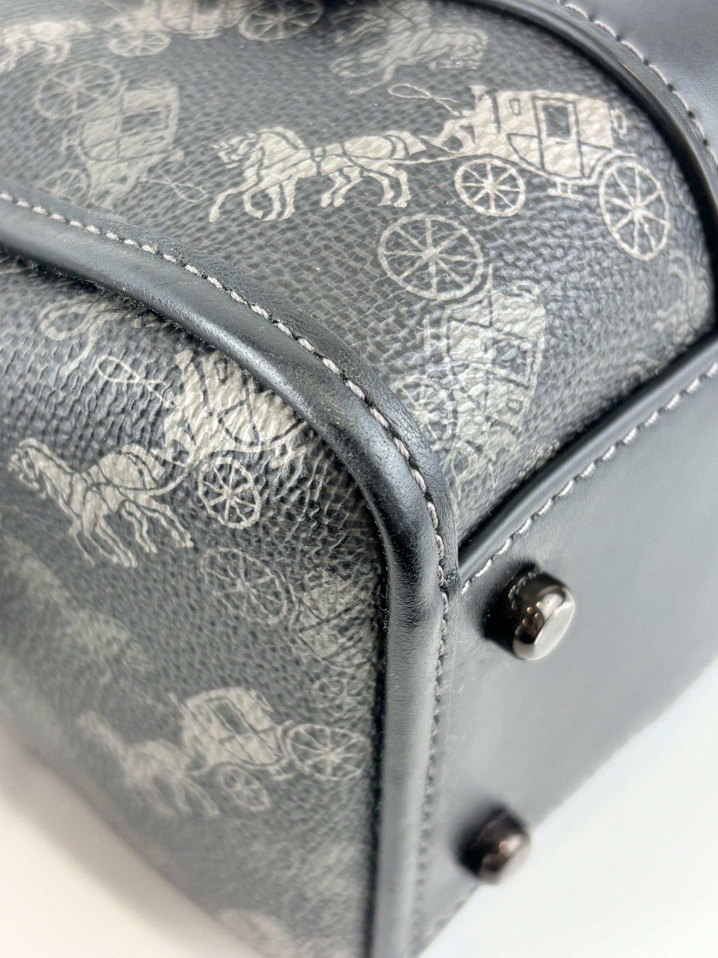 Gotham Duffle 24 With Horse And Carriage Print