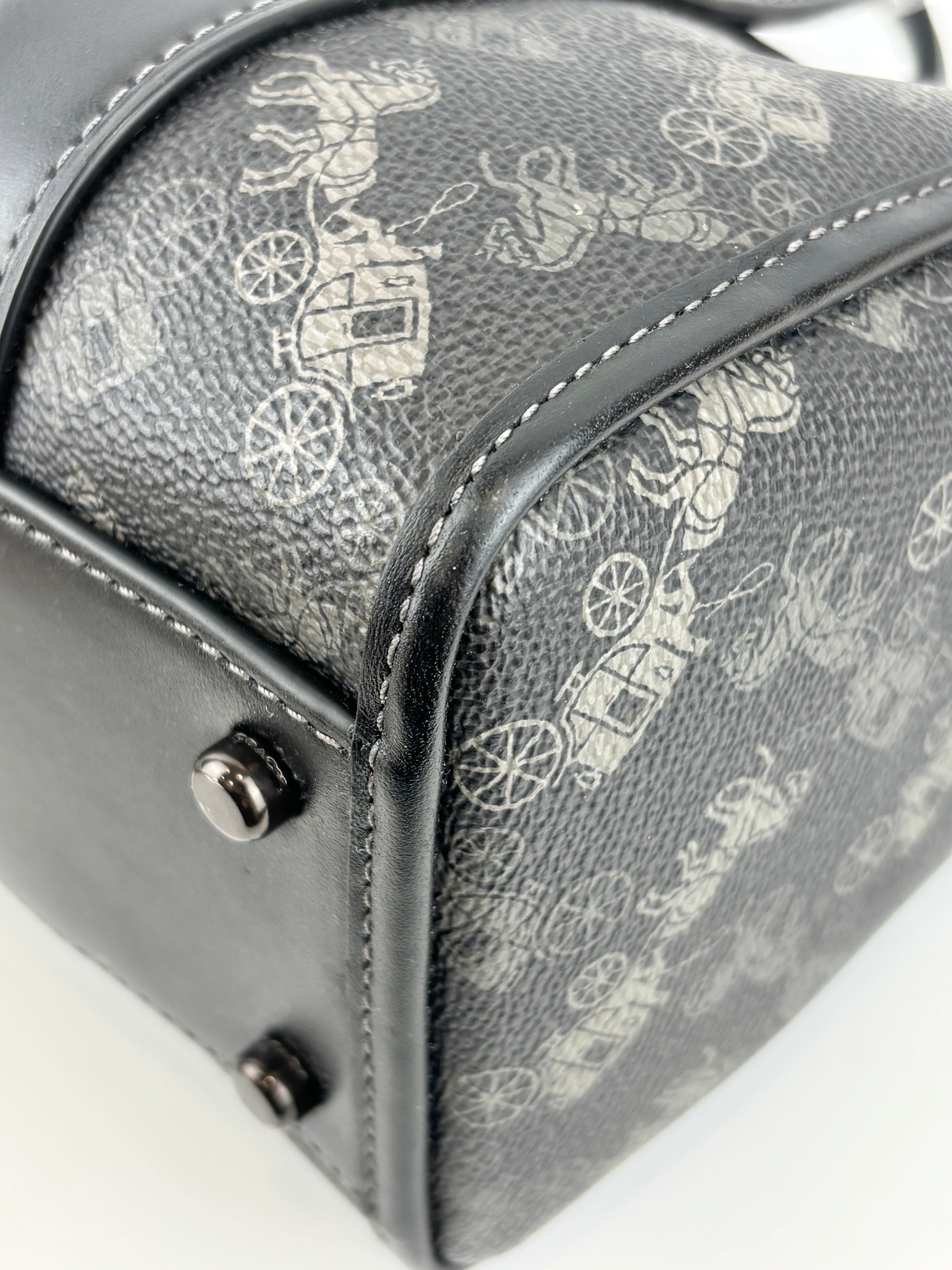 Gotham Duffle 24 With Horse And Carriage Print