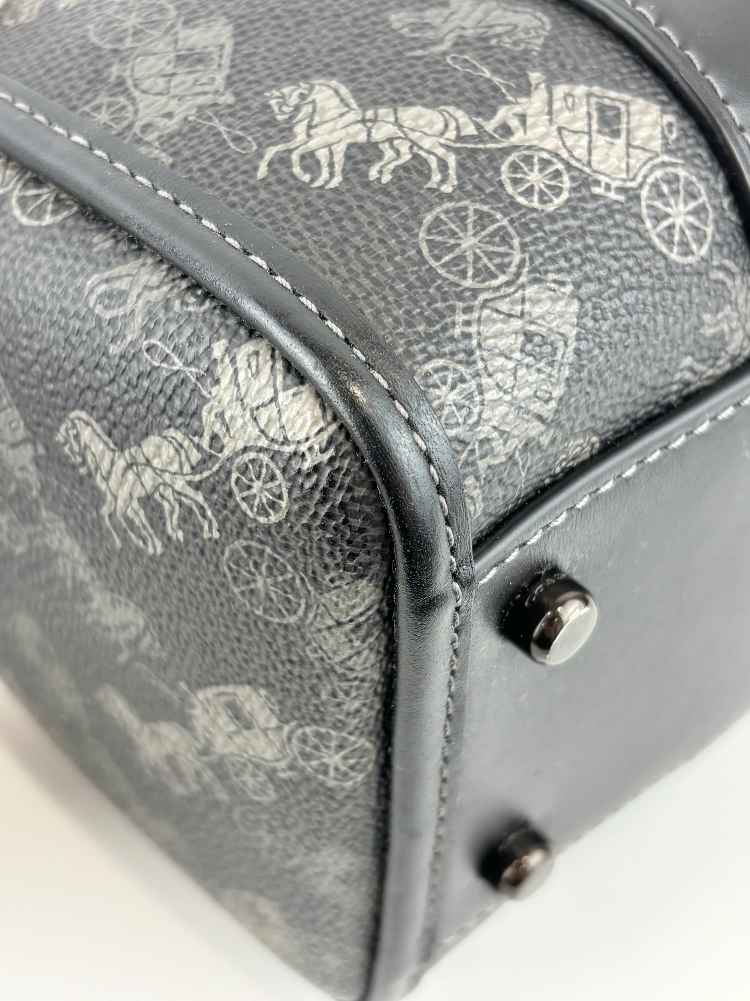 Gotham Duffle 24 With Horse And Carriage Print