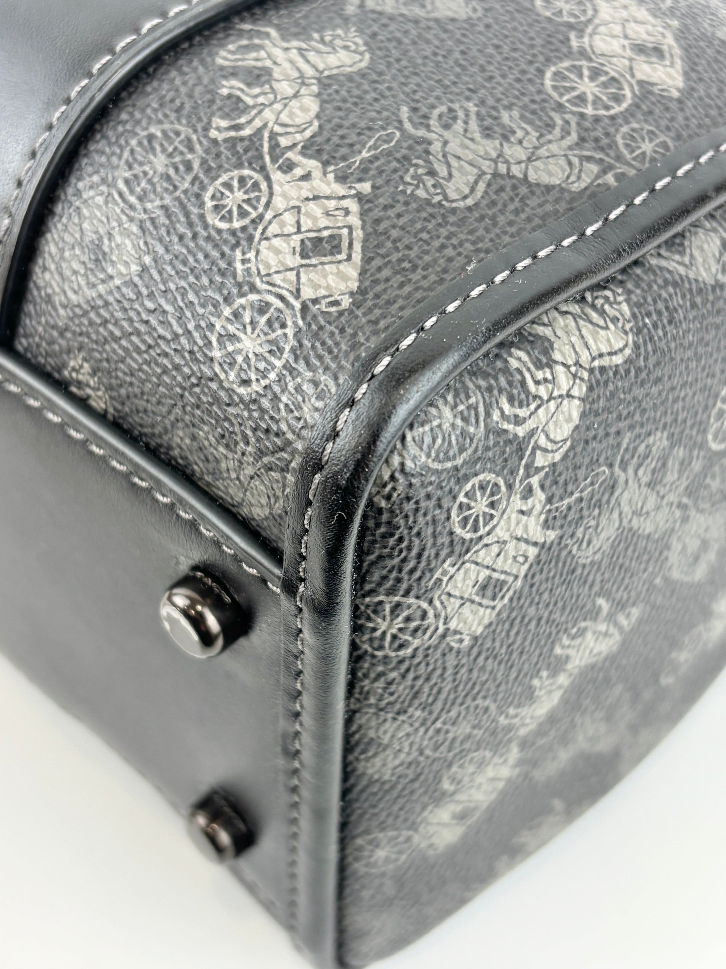 Gotham Duffle 24 With Horse And Carriage Print