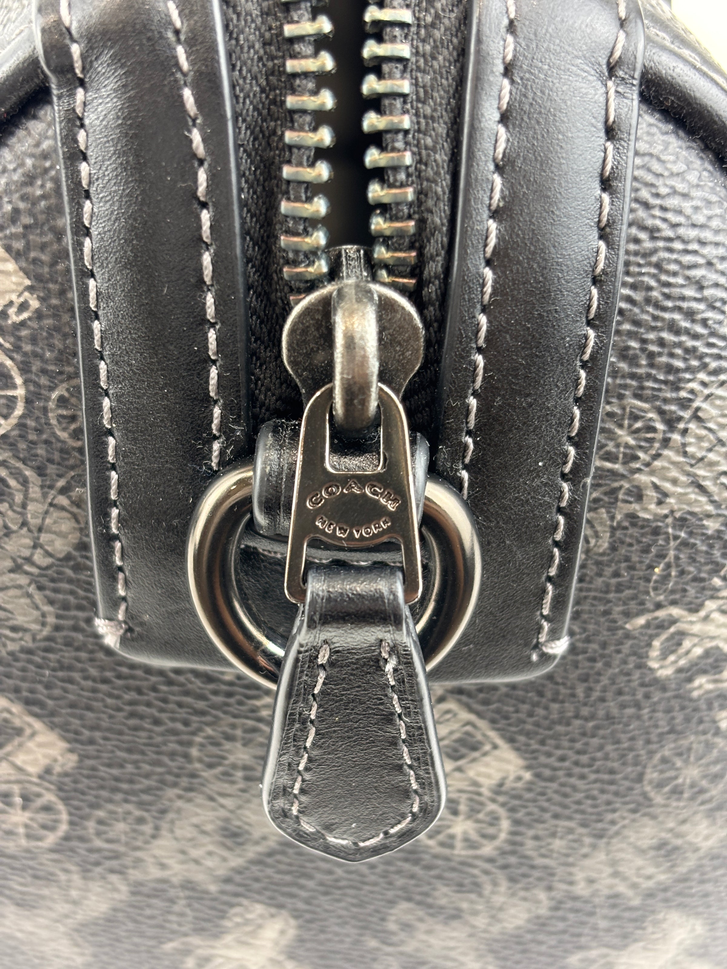 Gotham Duffle 24 With Horse And Carriage Print