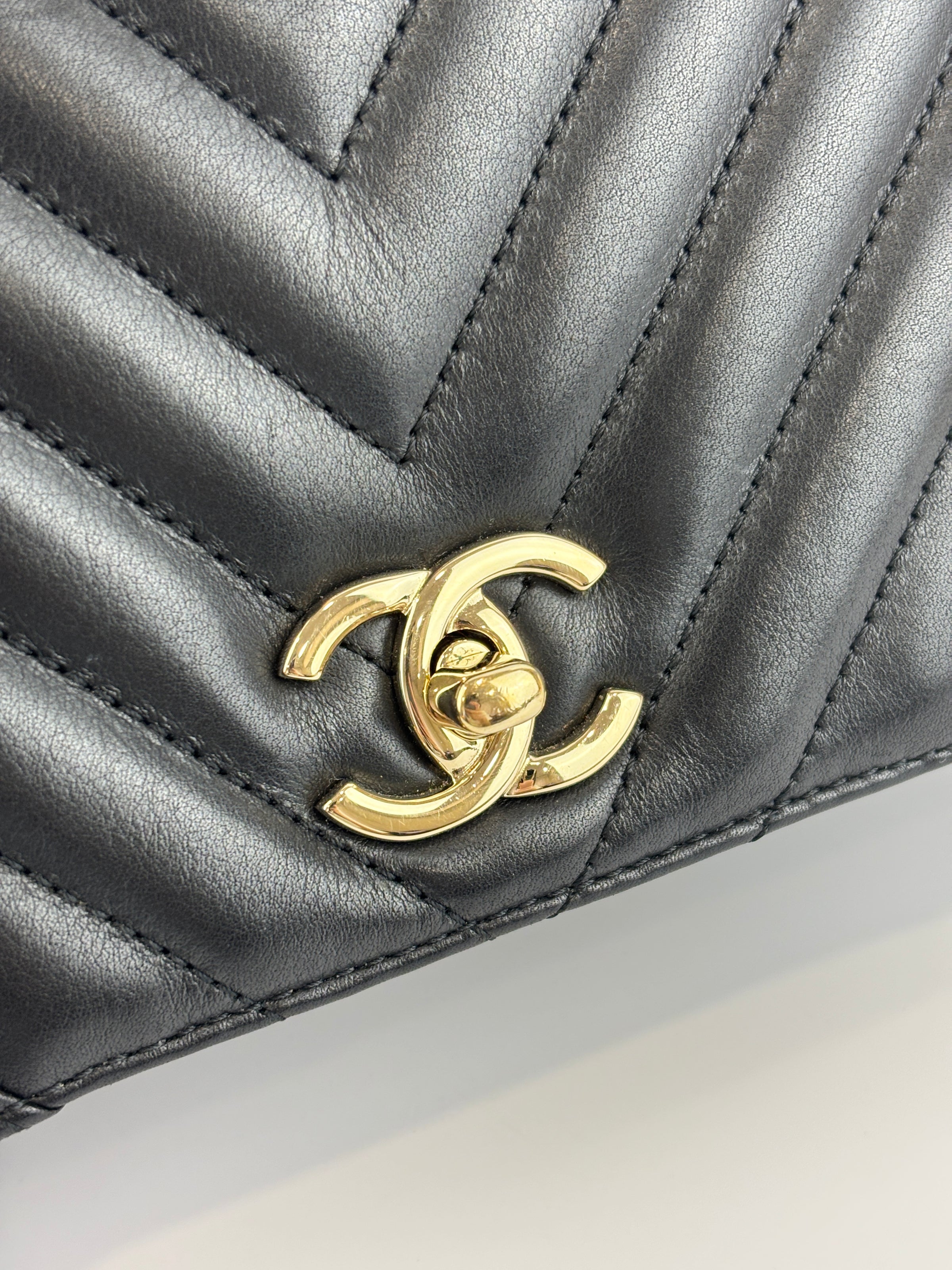 A91586 Chevron Quilted Small Statement Flap Black Calfskin
