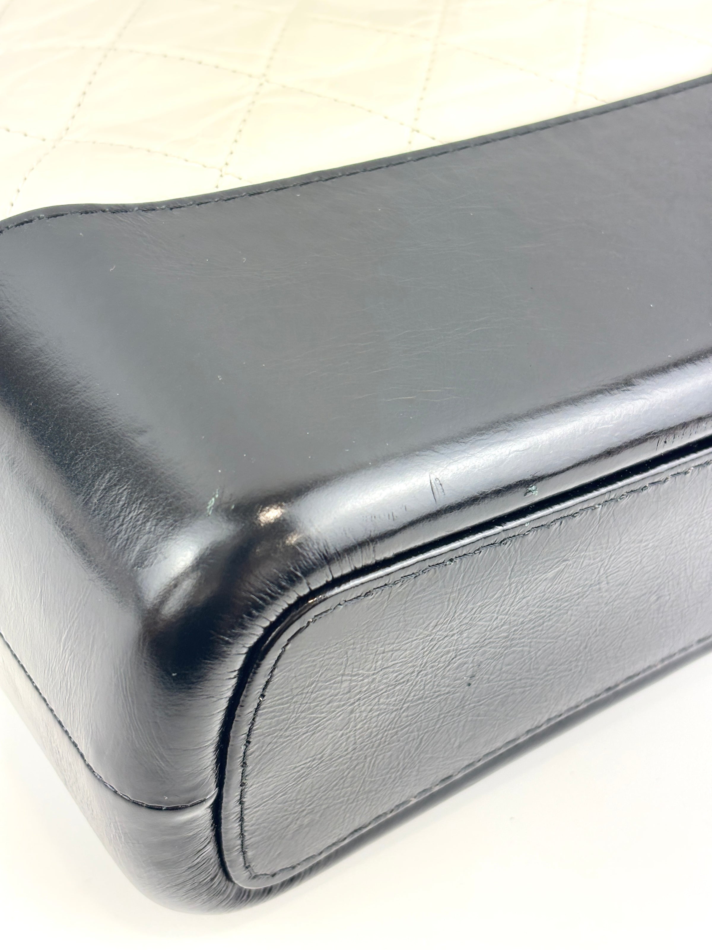 Medium Gabrielle Aged Calfskin Quilted Hobo Black / White - Glampot