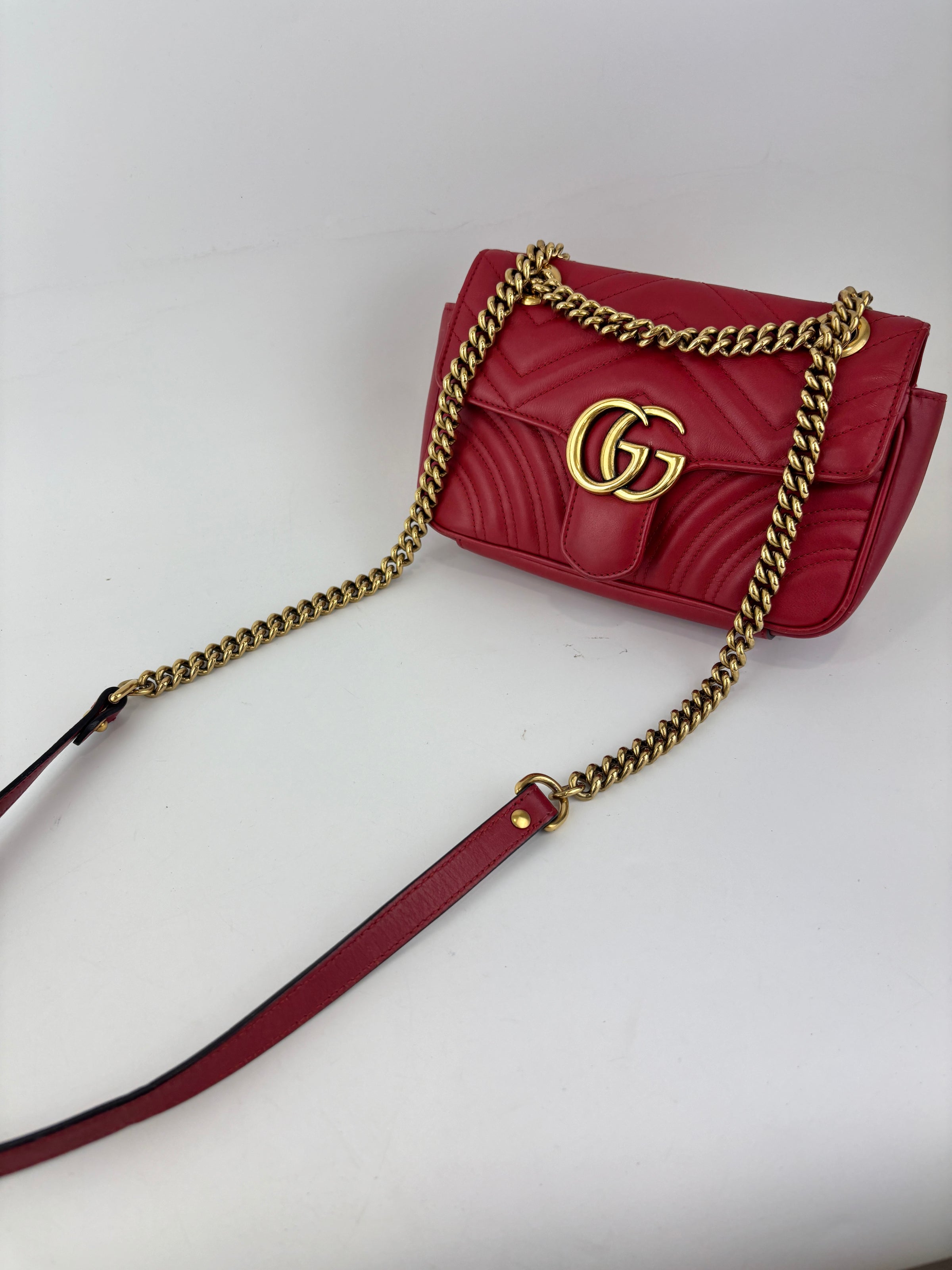 Small GG Marmont Matelasse Leather Crossbody Bag in Red