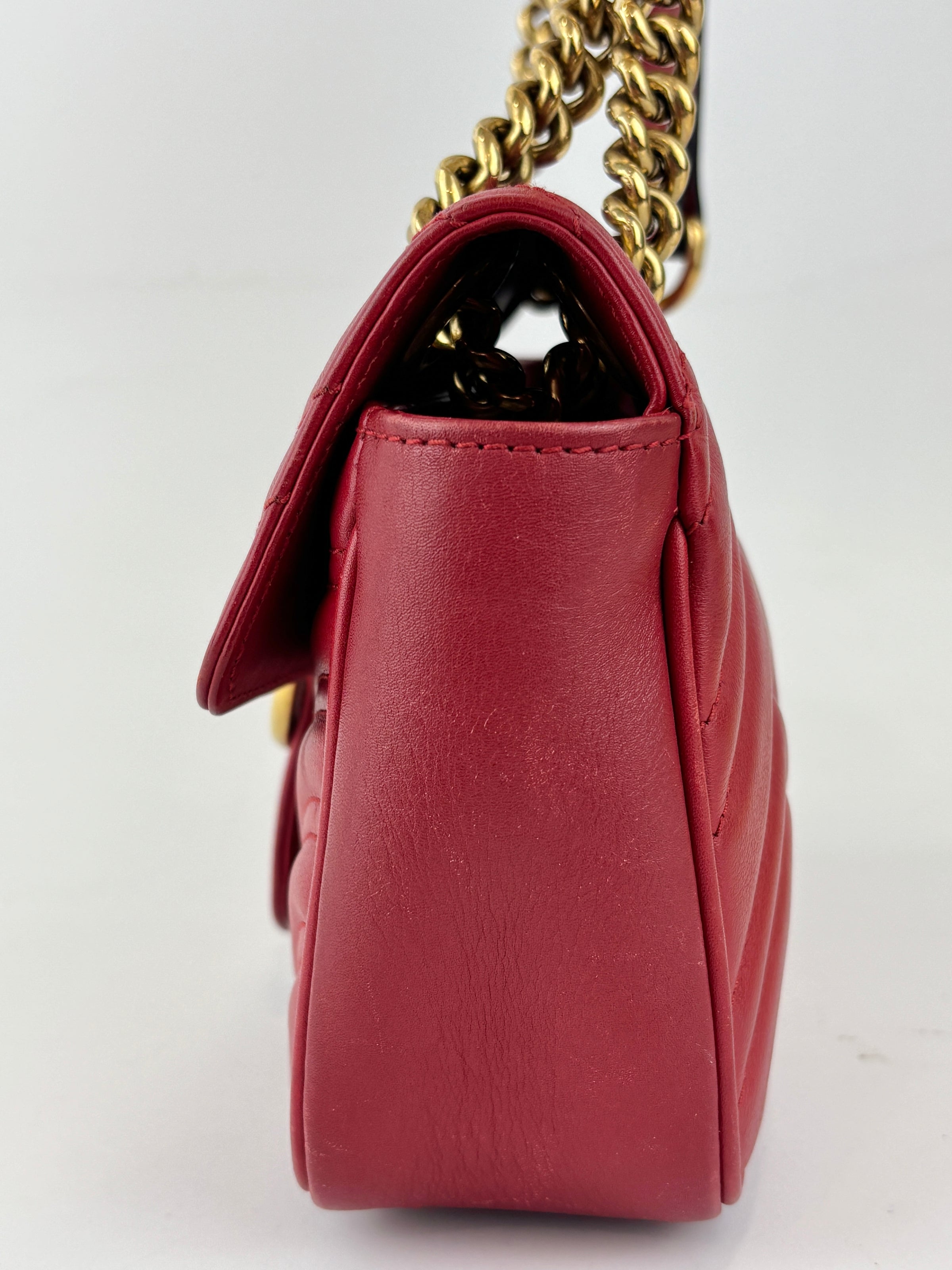 Small GG Marmont Matelasse Leather Crossbody Bag in Red