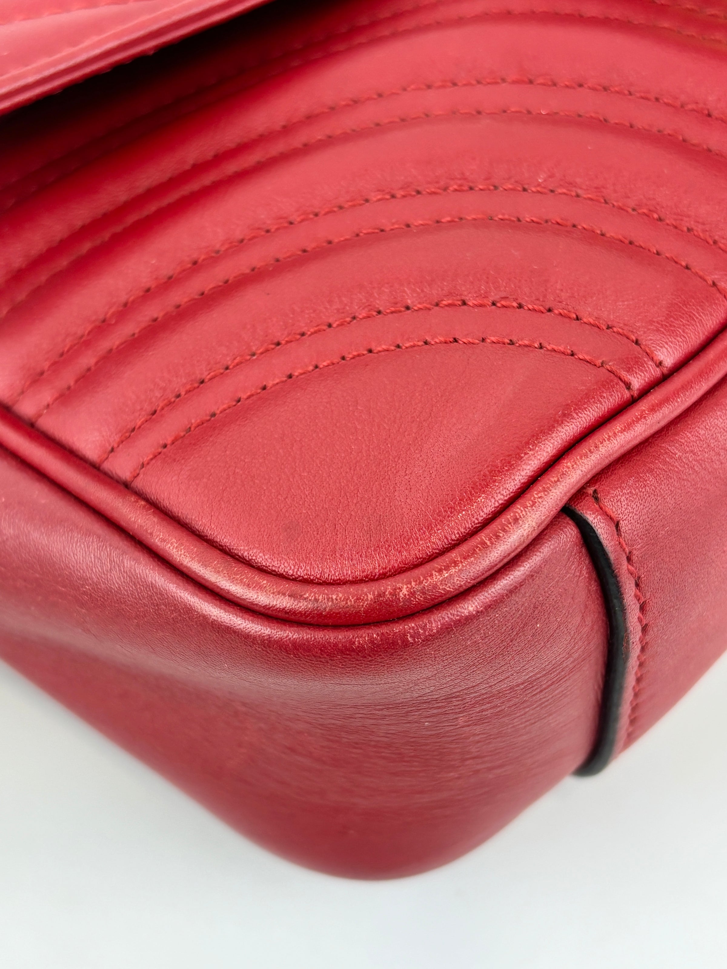 Small GG Marmont Matelasse Leather Crossbody Bag in Red