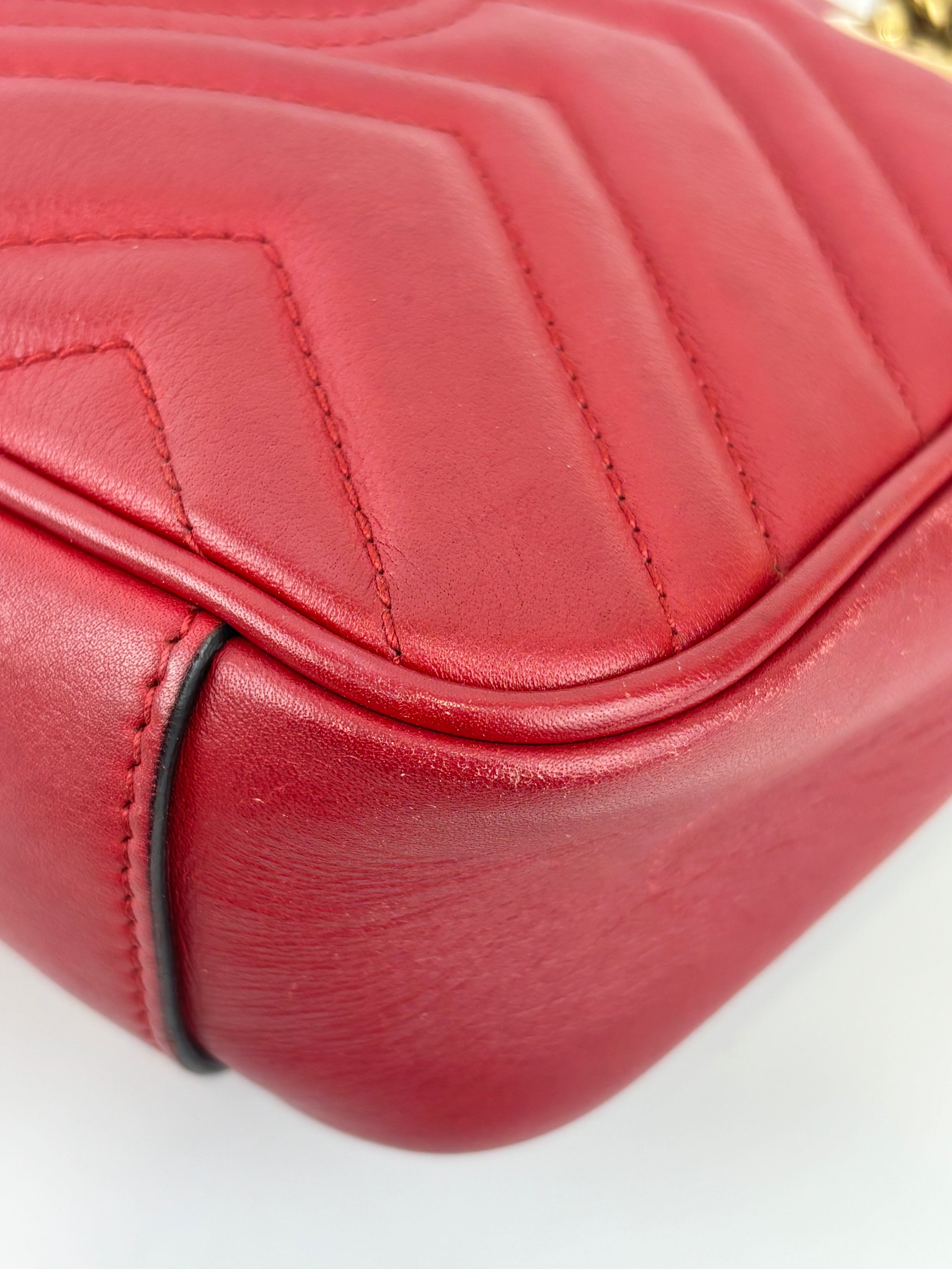 Small GG Marmont Matelasse Leather Crossbody Bag in Red