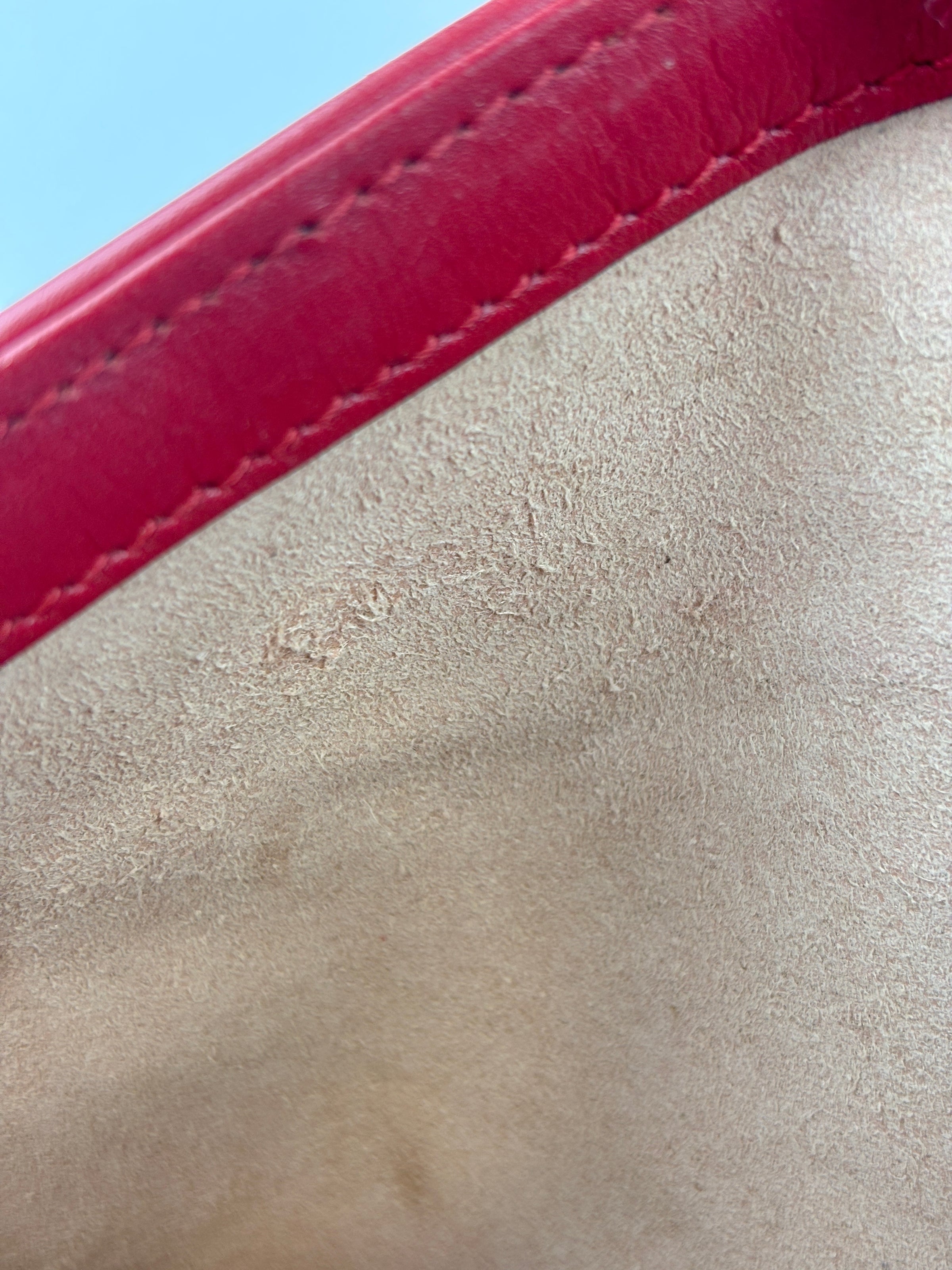 Small GG Marmont Matelasse Leather Crossbody Bag in Red