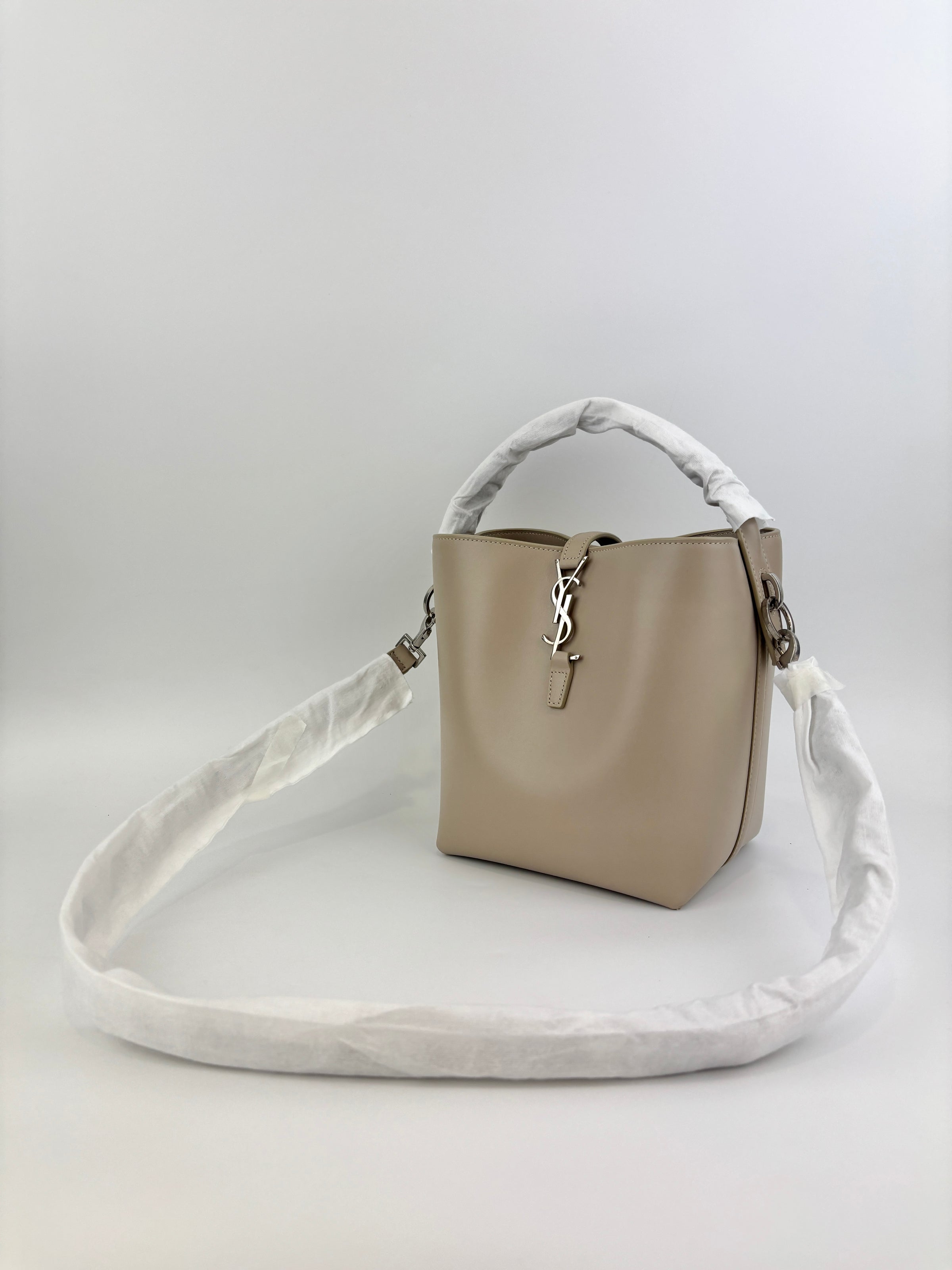 Small Le 37 Bucket Bag in Seasalt