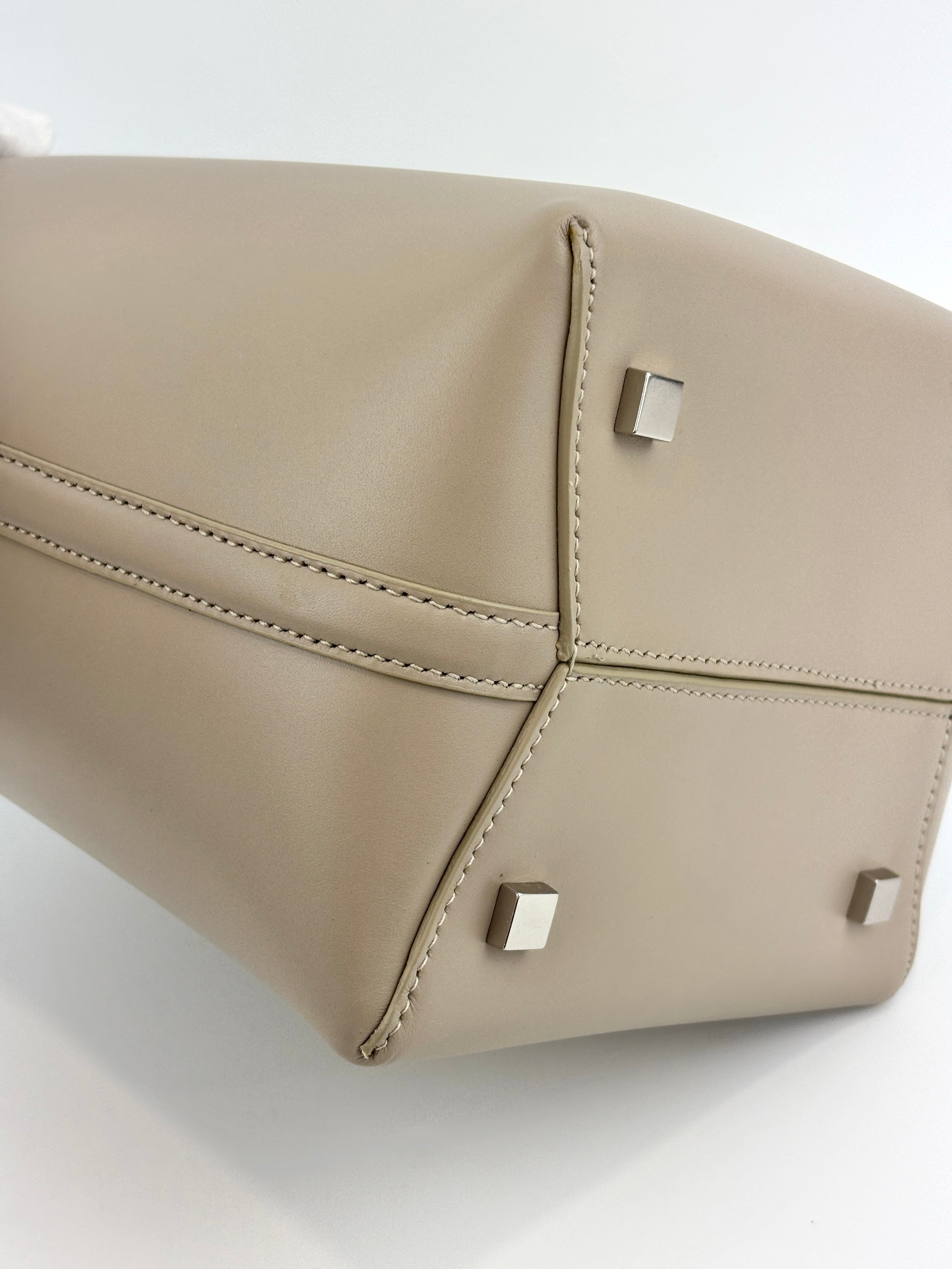 Small Le 37 Bucket Bag in Seasalt