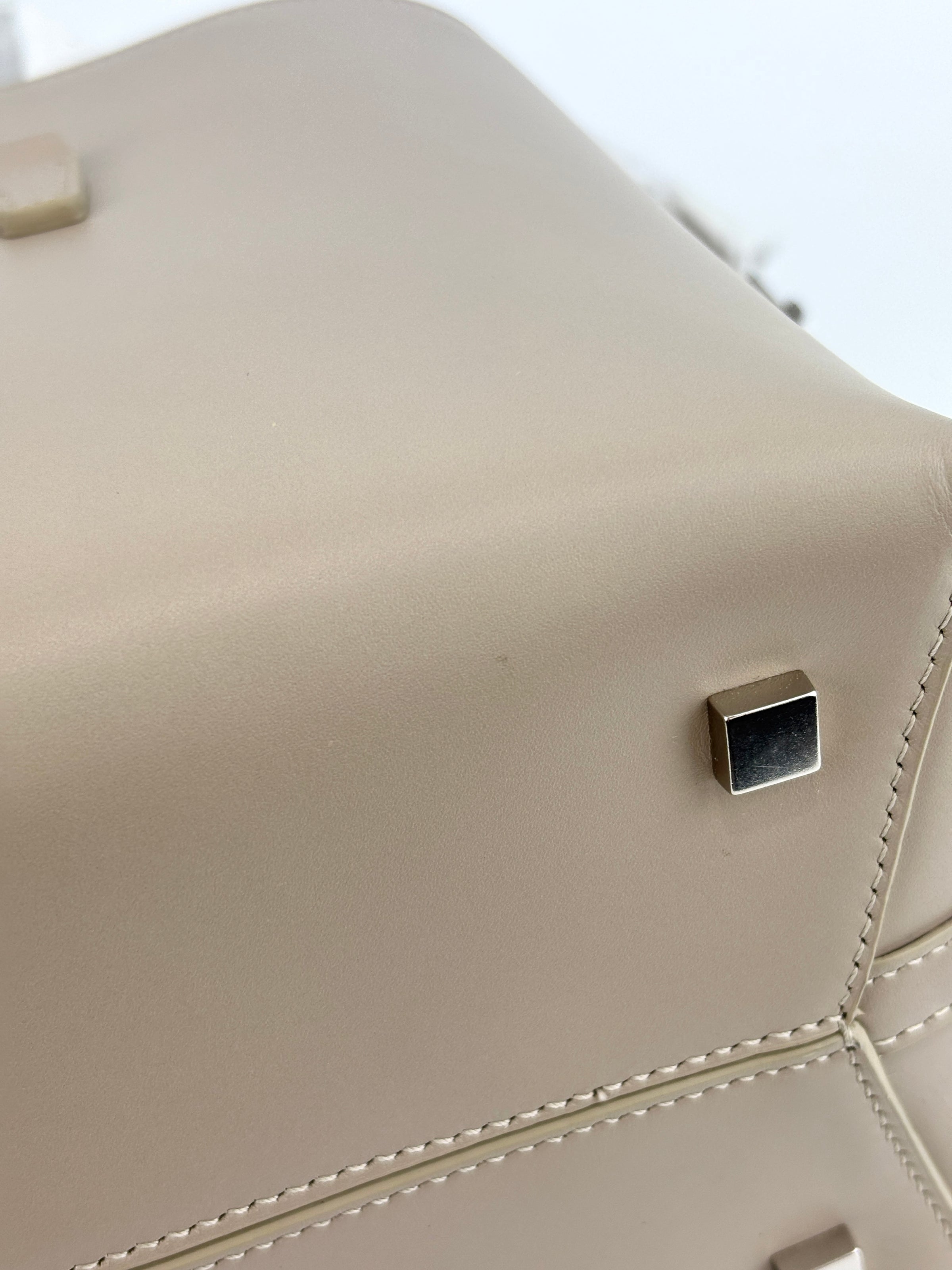 Small Le 37 Bucket Bag in Seasalt