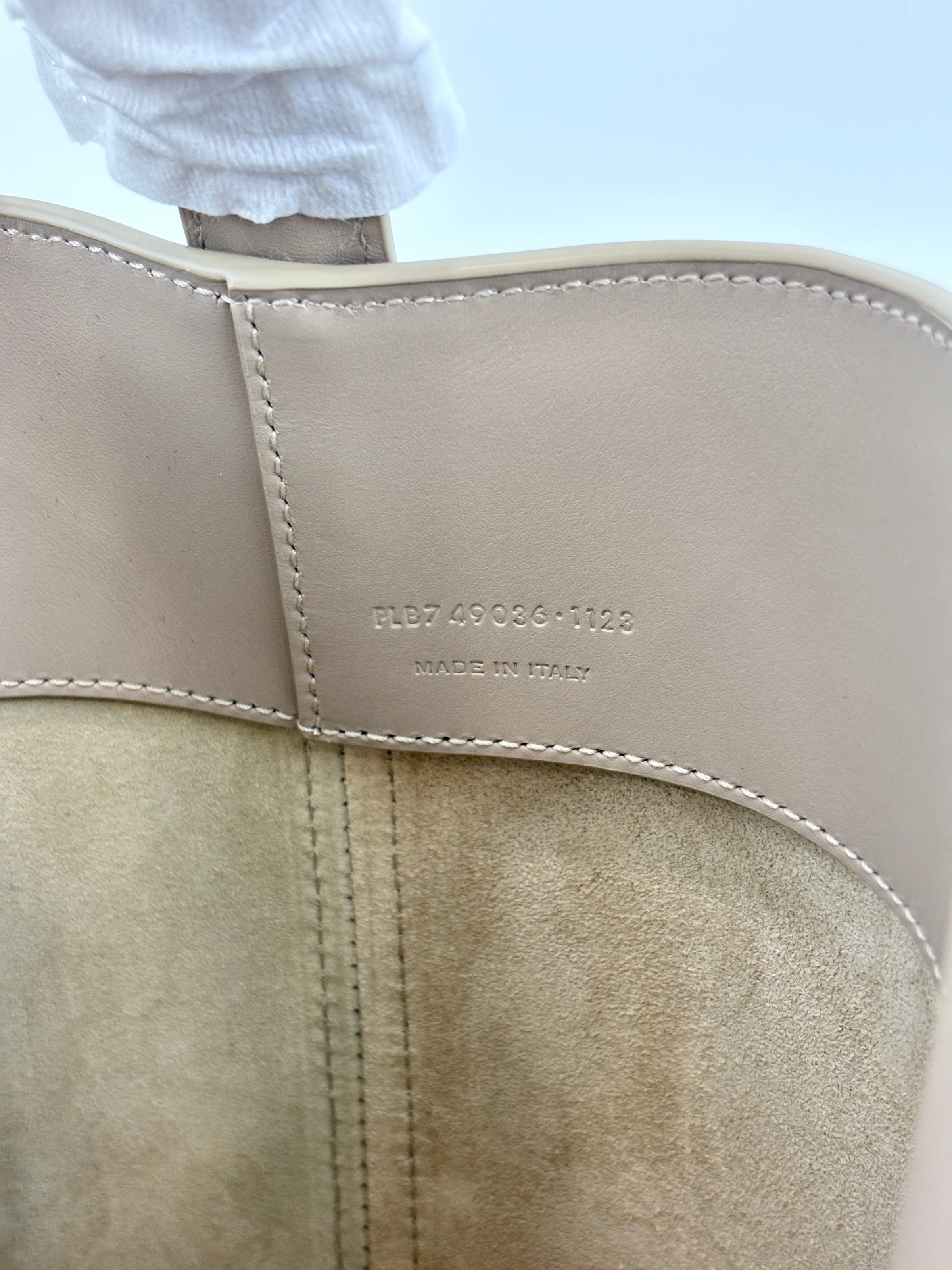 Small Le 37 Bucket Bag in Seasalt