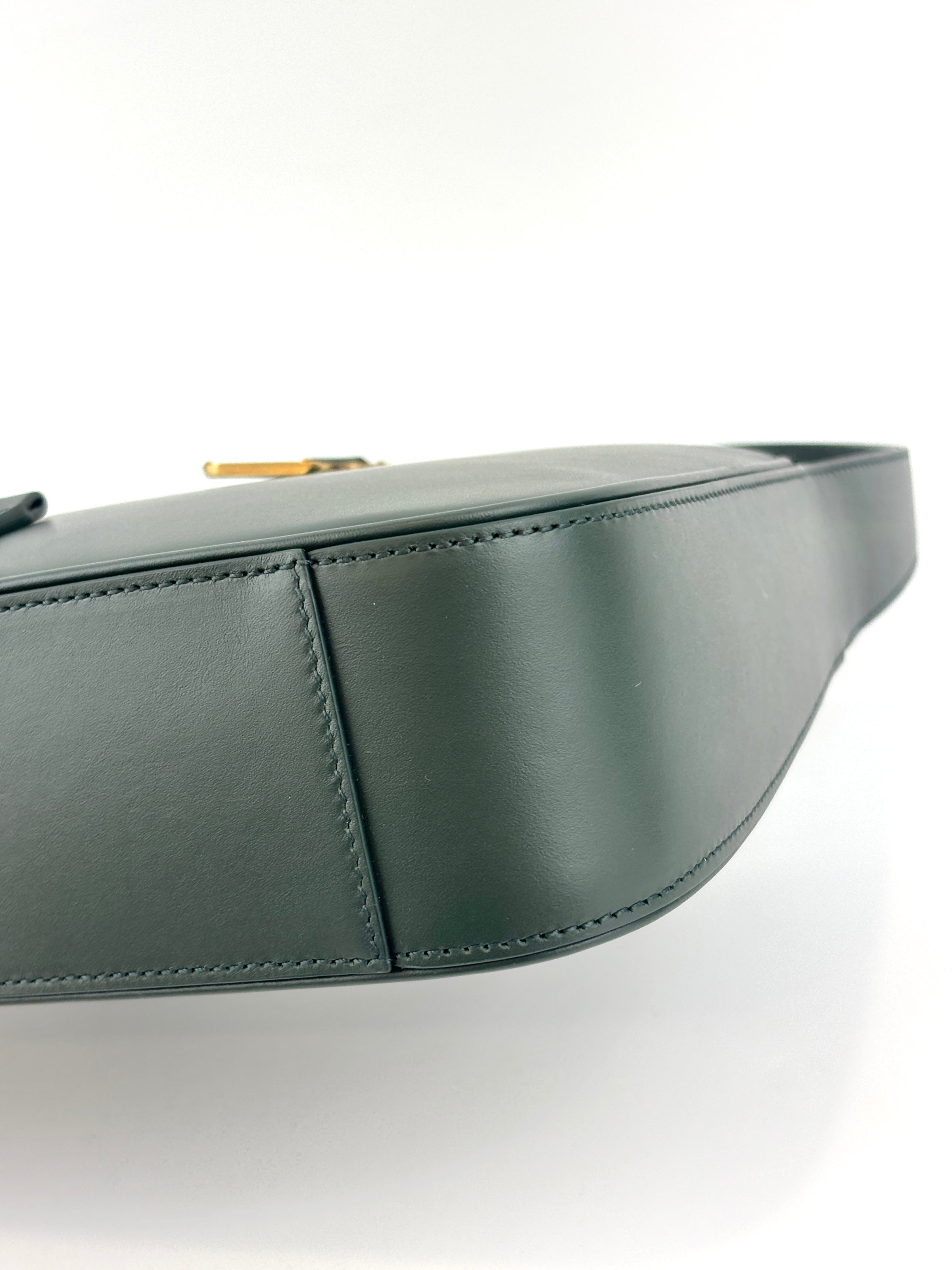 Le 5 À 7 Leather Shoulder Bag in Vert Fonce