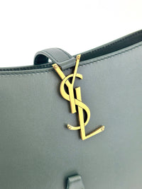 Le 5 À 7 Leather Shoulder Bag in Vert Fonce