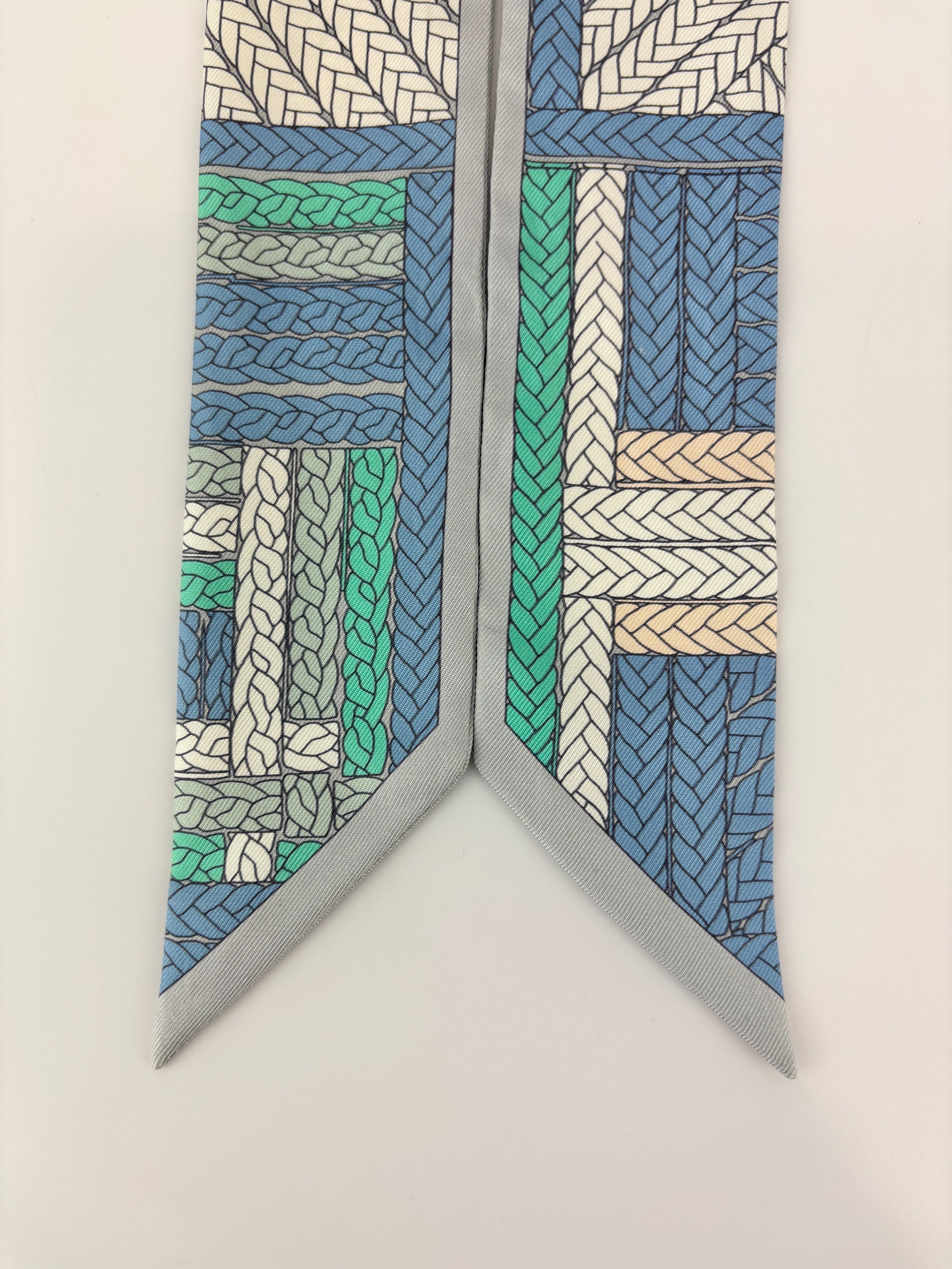 Tresses H Silk Twilly in Bleu Jean/ Gris Perle/ Vert