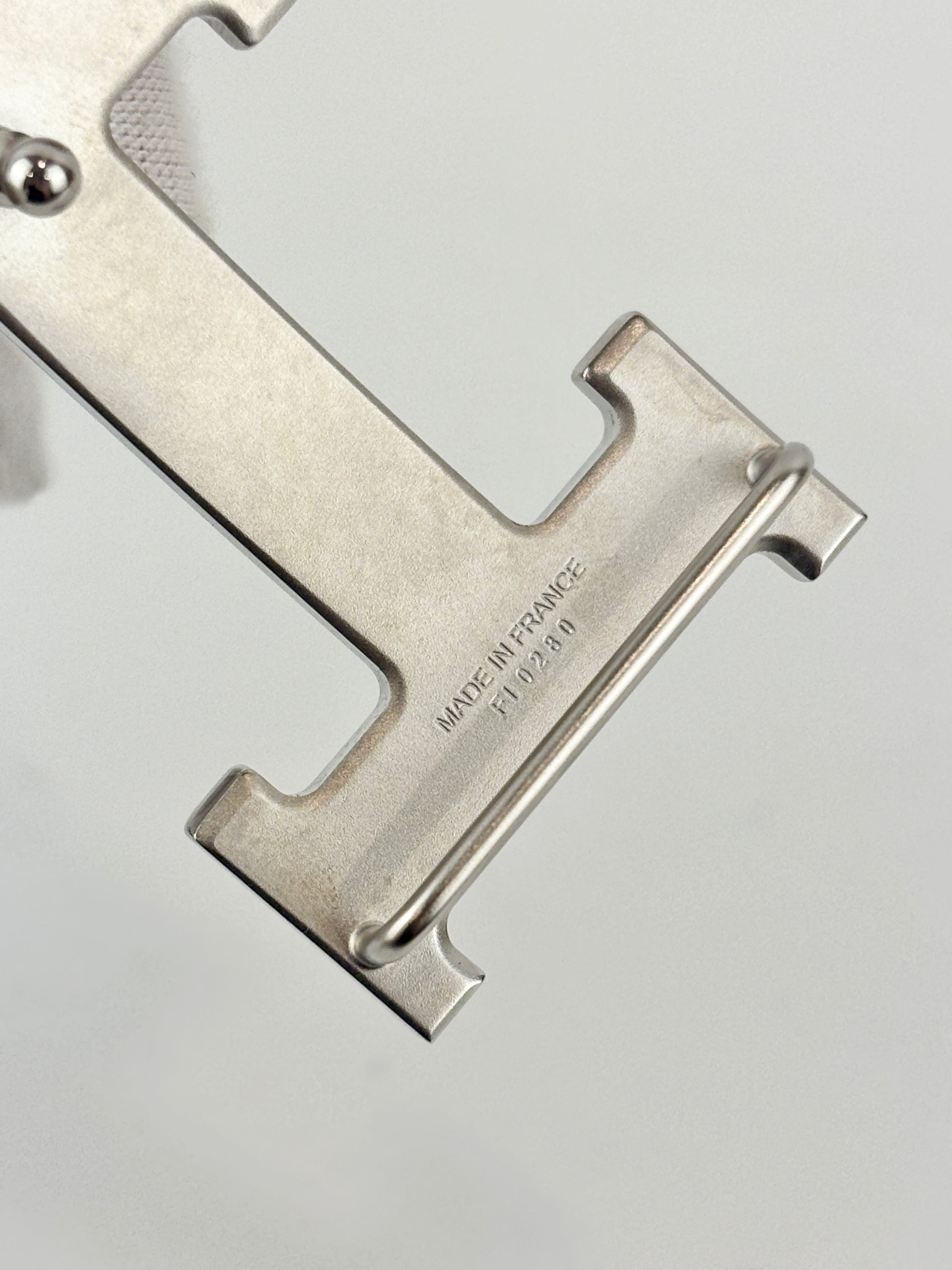 32mm H Brushed Palladium Belt Buckle & Etain Togo / Black Box 135 Reversible Leather Strap Size 90