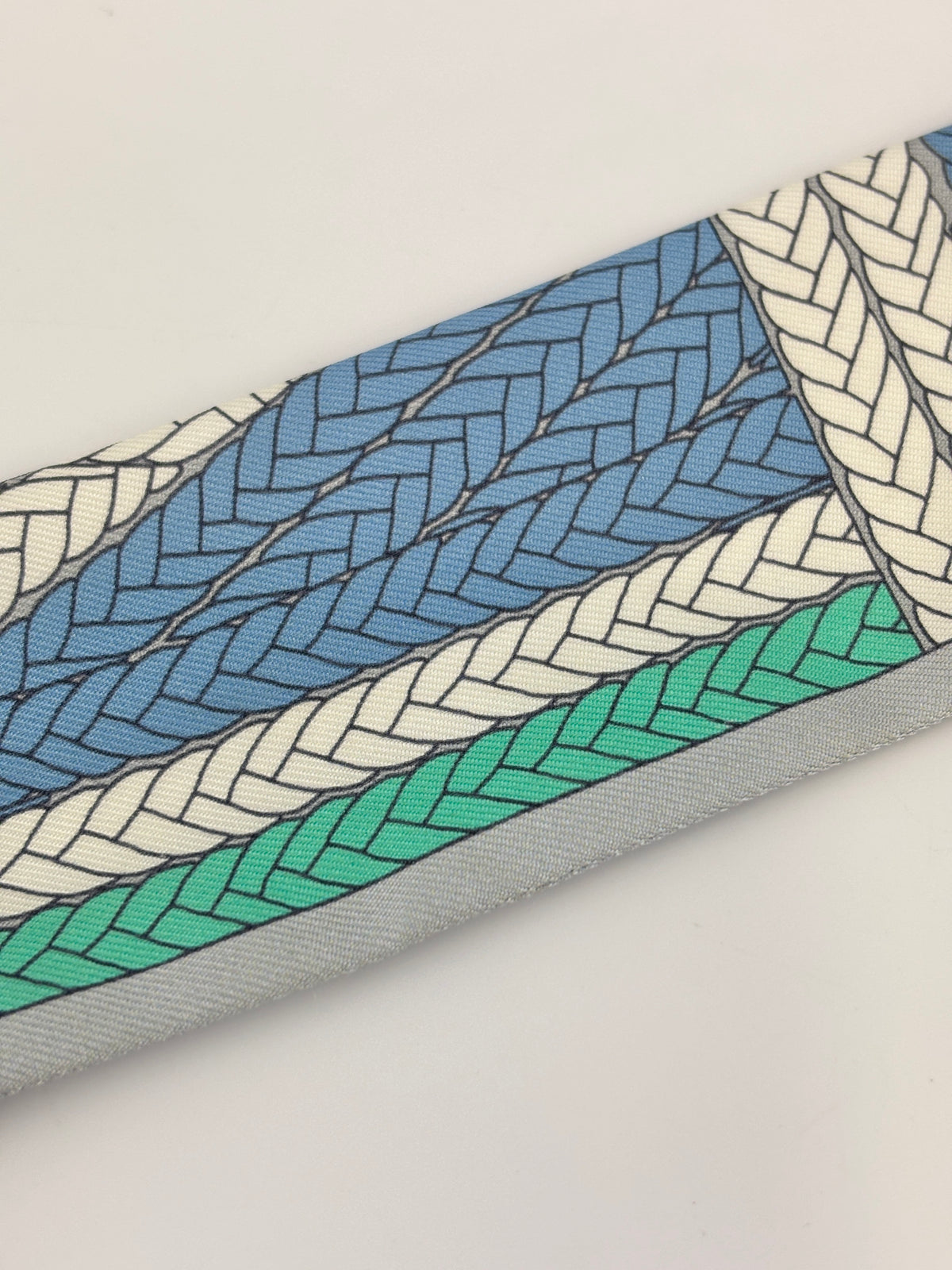 Tresses H Silk Twilly in Bleu Jean/ Gris Perle/ Vert