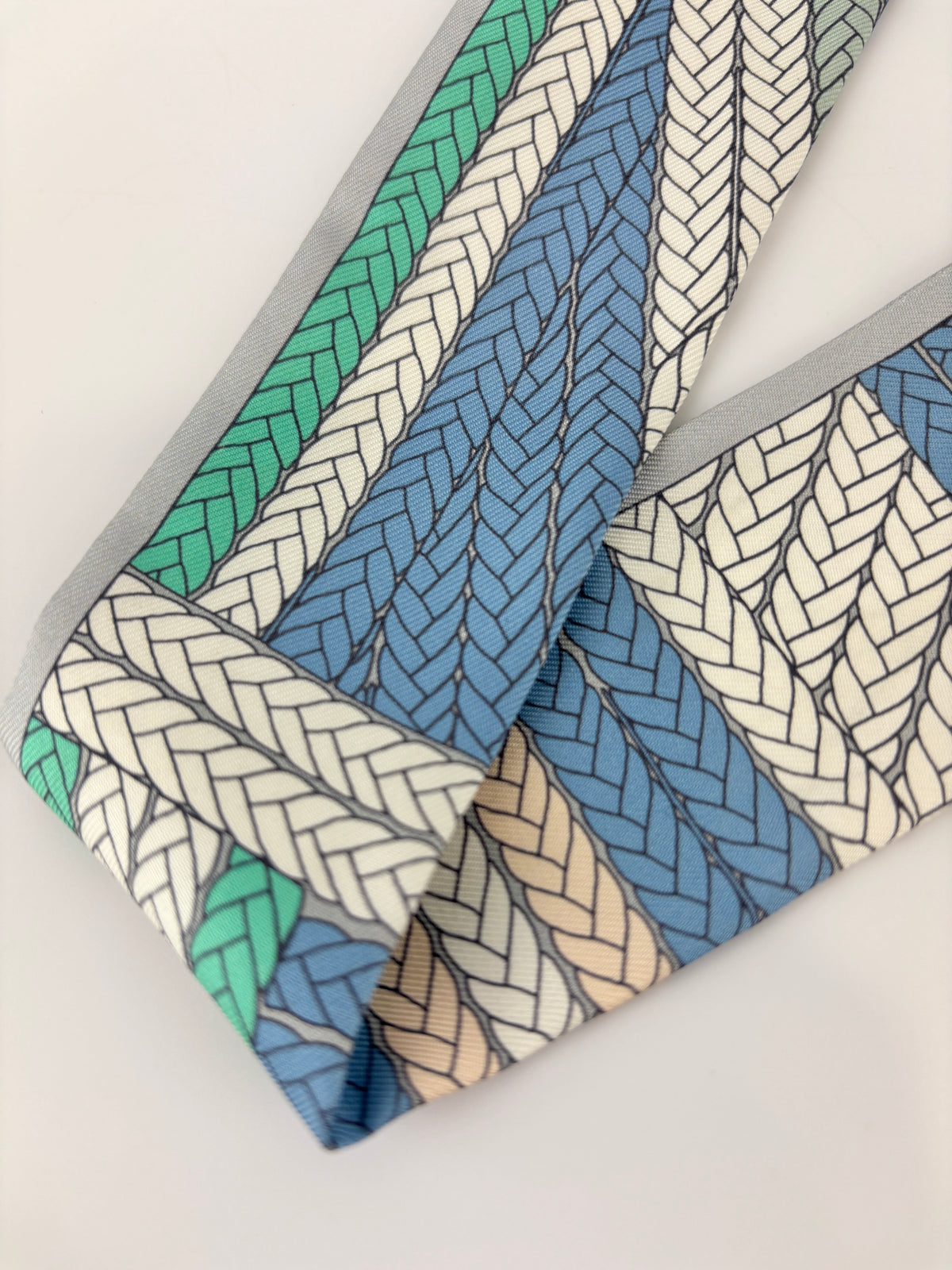 Tresses H Silk Twilly in Bleu Jean/ Gris Perle/ Vert