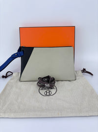 Togo Cabavertige 24 Pouch Noir, Gris Perle & Bleu Electrique