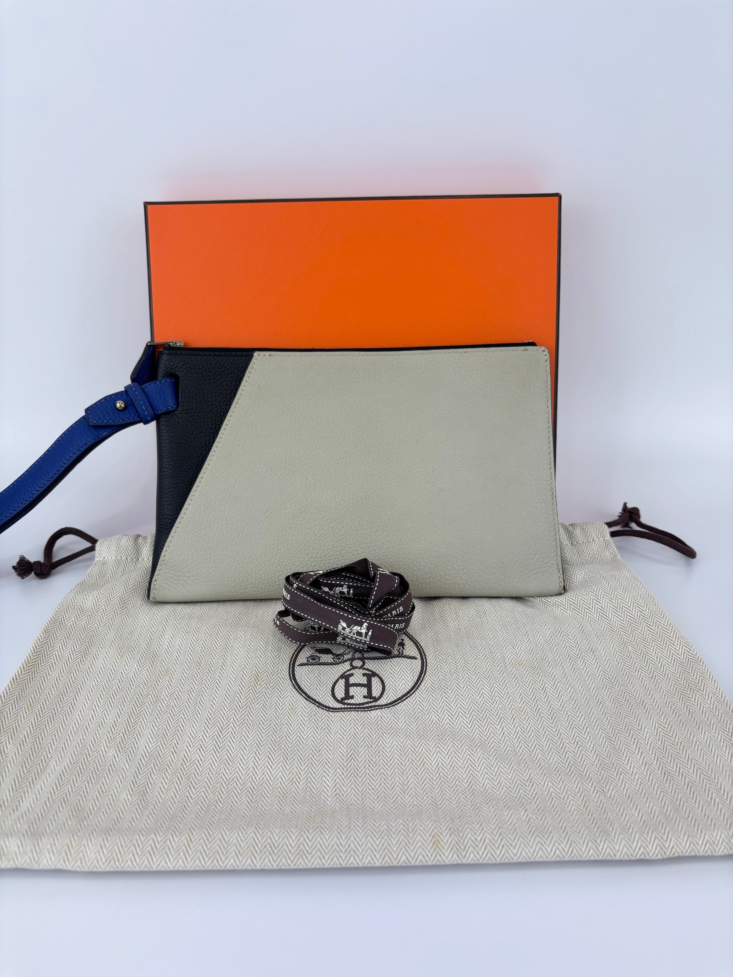 Togo Cabavertige 24 Pouch Noir, Gris Perle & Bleu Electrique