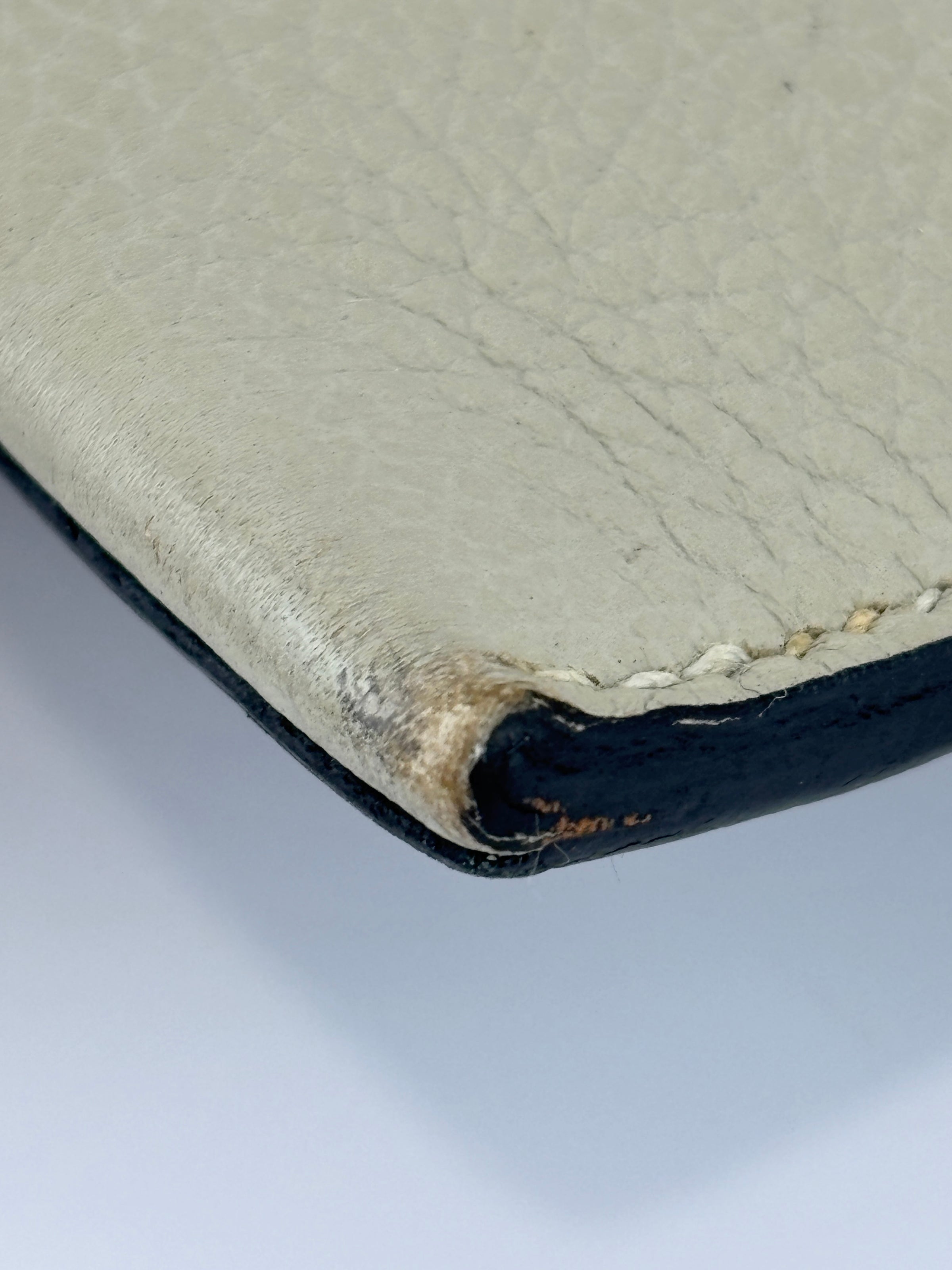 Togo Cabavertige 24 Pouch Noir, Gris Perle & Bleu Electrique