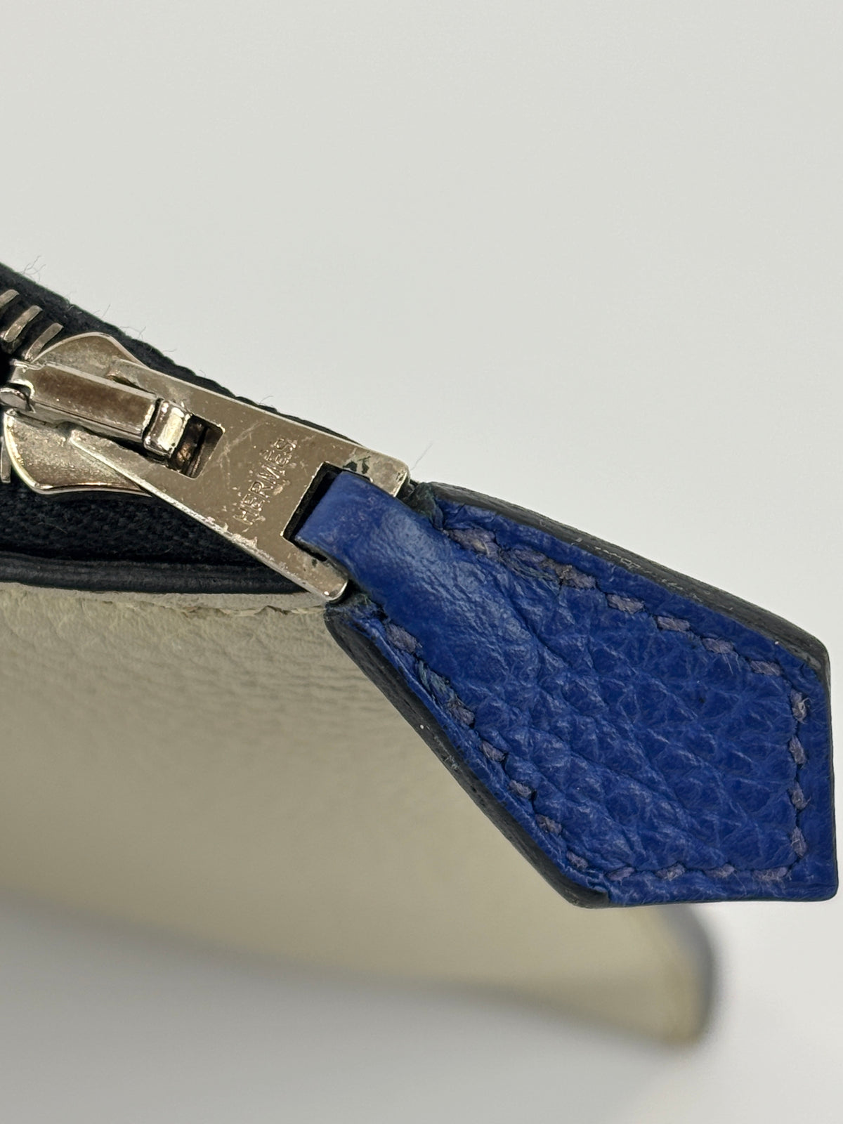Togo Cabavertige 24 Pouch Noir, Gris Perle & Bleu Electrique
