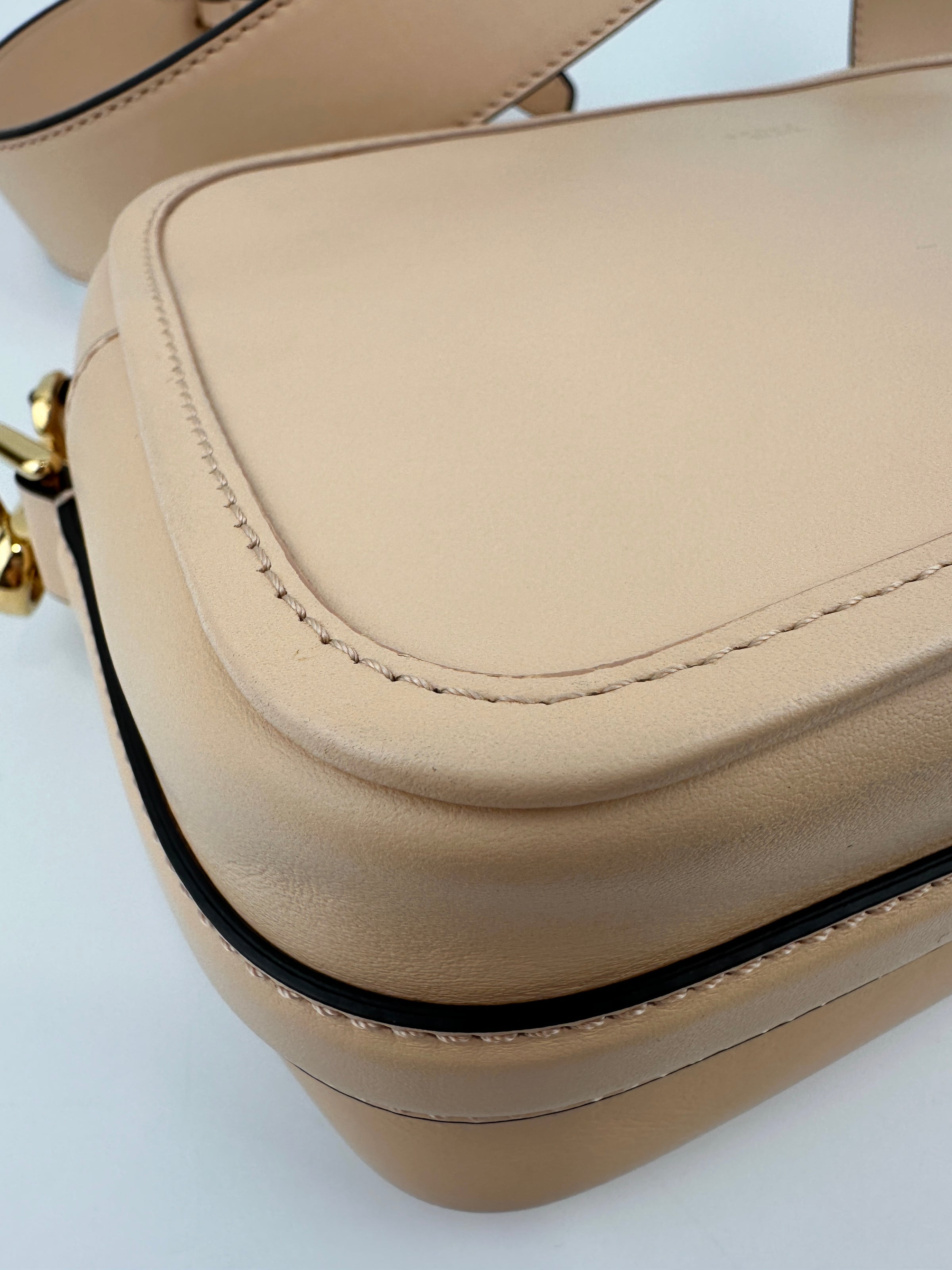 Vitello Century Opaco F is Fendi Beige Camera Case Bag