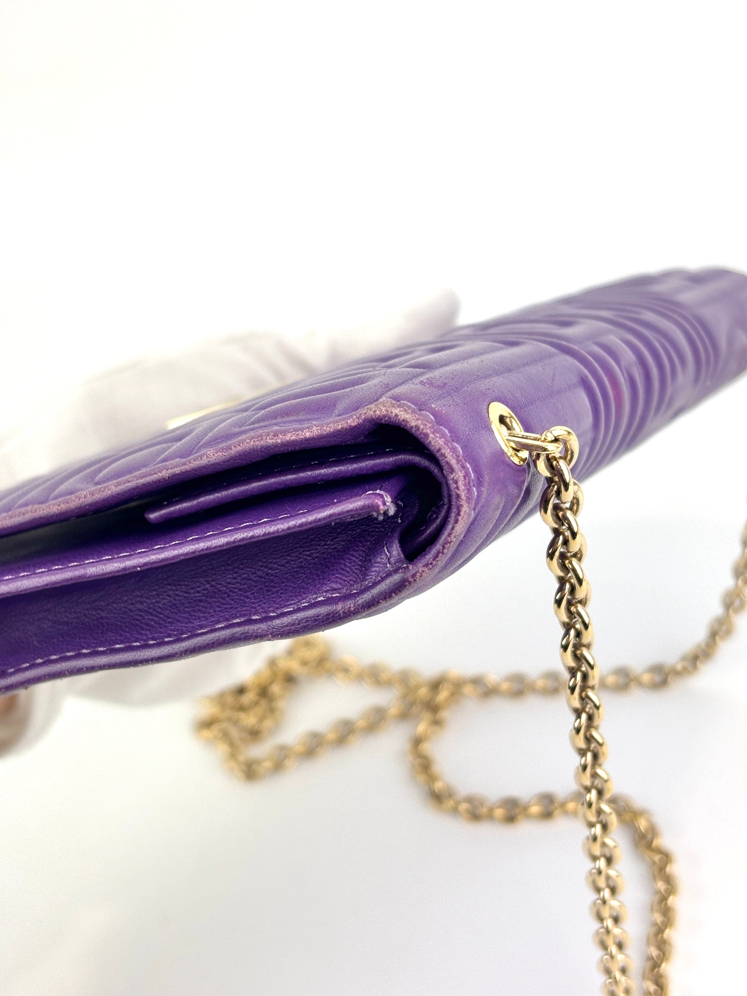 8MO219 紫色纳帕革标志压花长款链条钱包