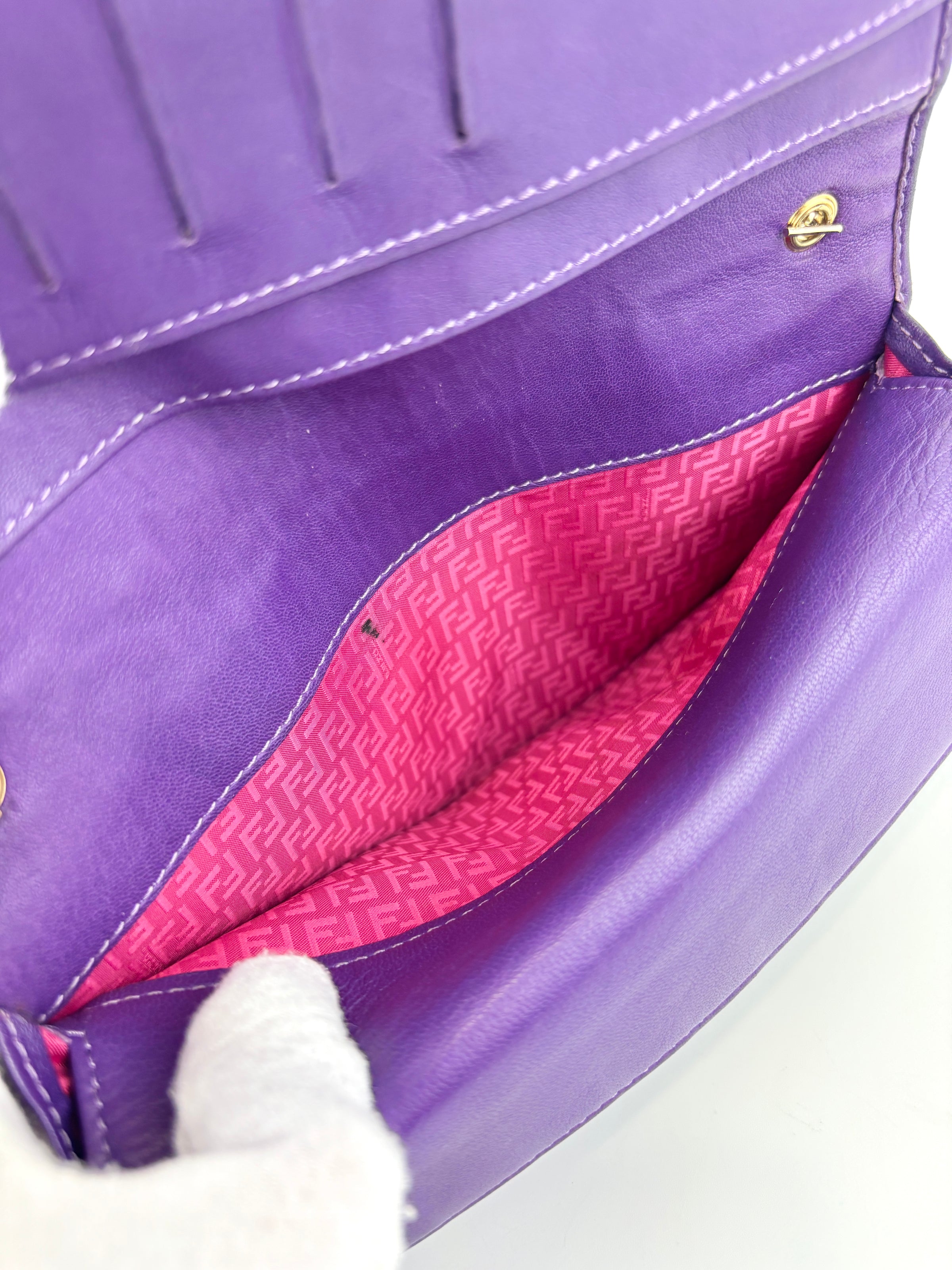 8MO219 紫色纳帕革标志压花长款链条钱包