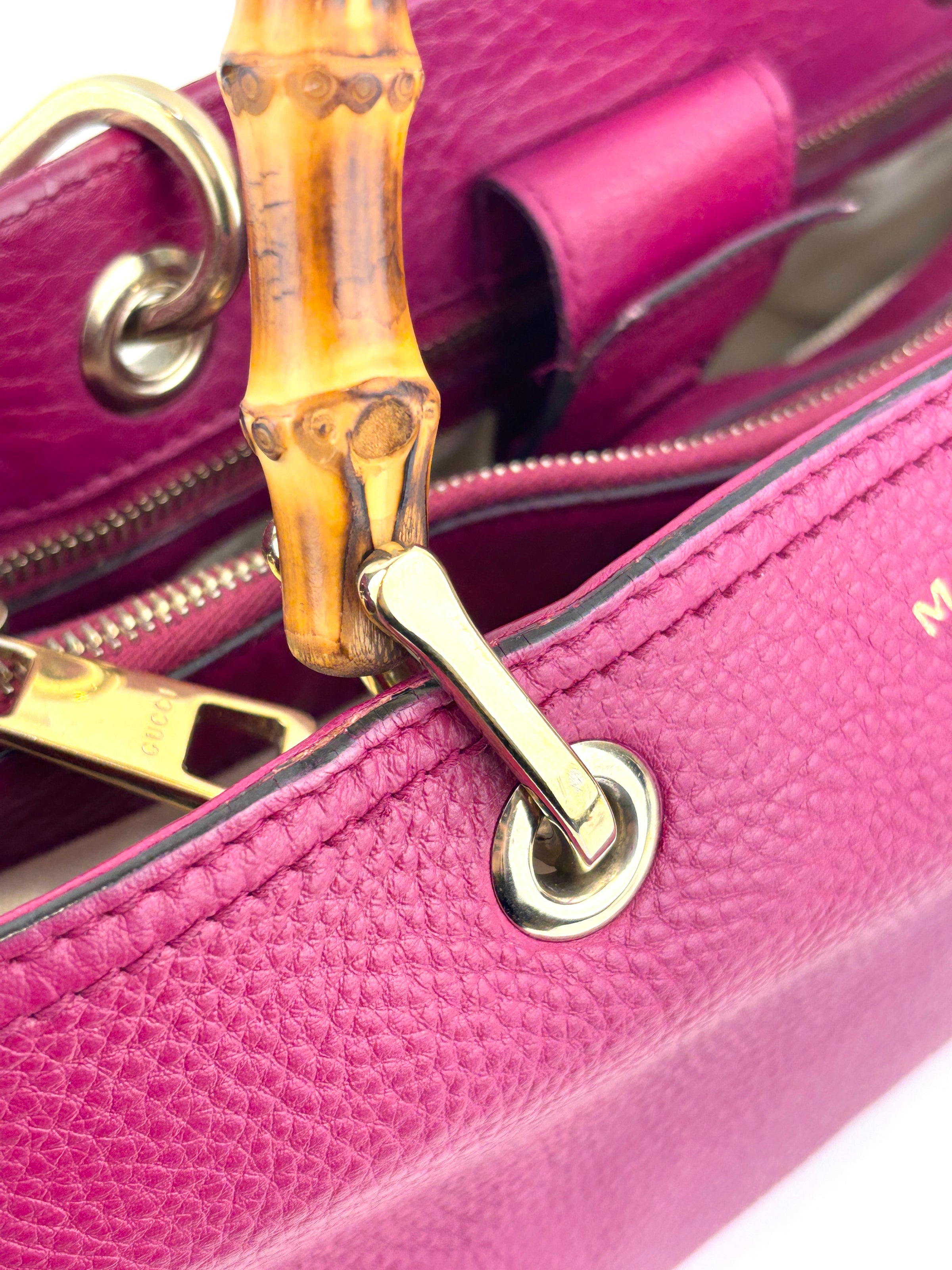 323660 紫红色皮革中号竹节手提包