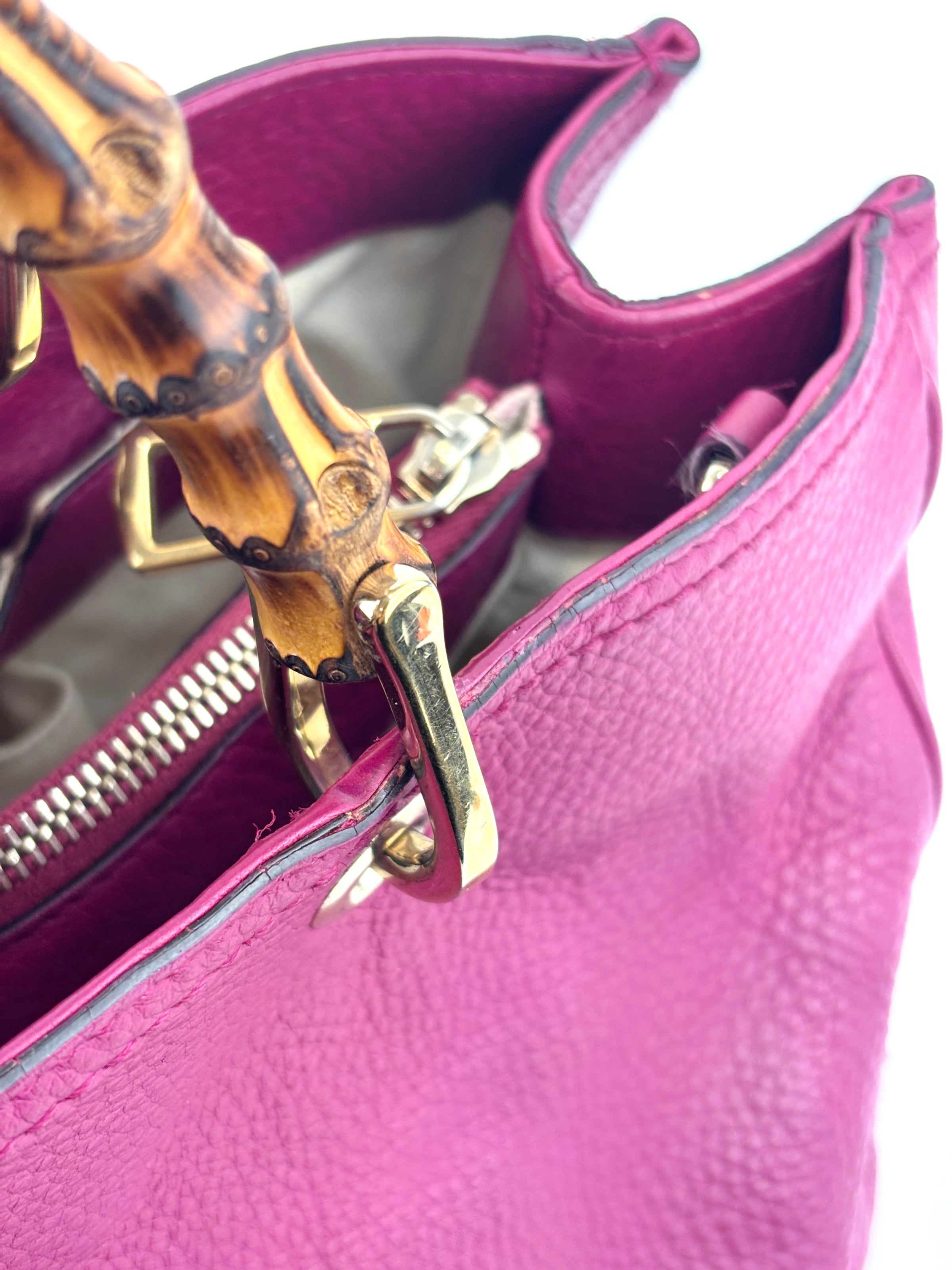 323660 紫红色皮革中号竹节手提包