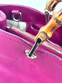 323660 紫红色皮革中号竹节手提包