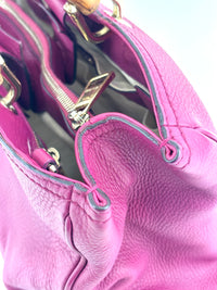 323660 紫红色皮革中号竹节手提包