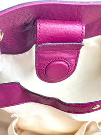 323660 紫红色皮革中号竹节手提包