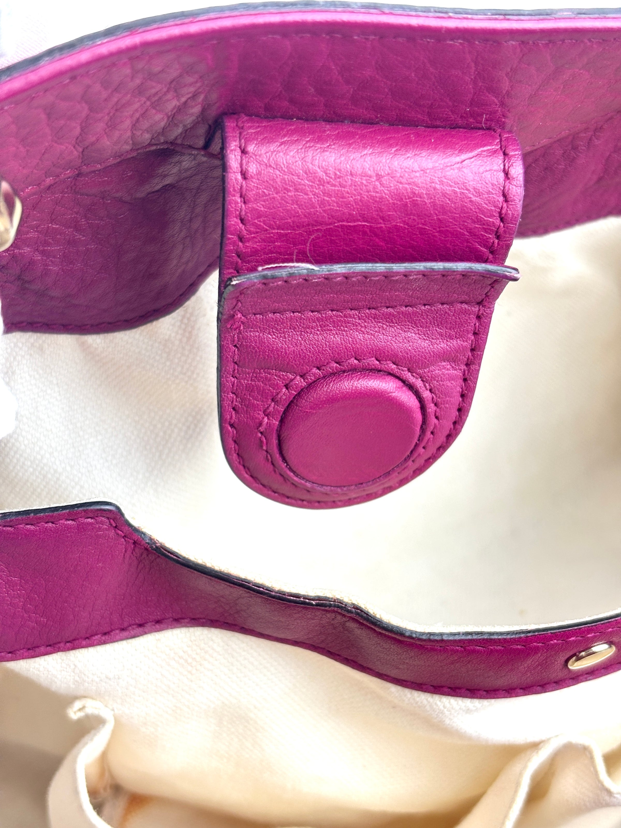 323660 紫红色皮革中号竹节手提包